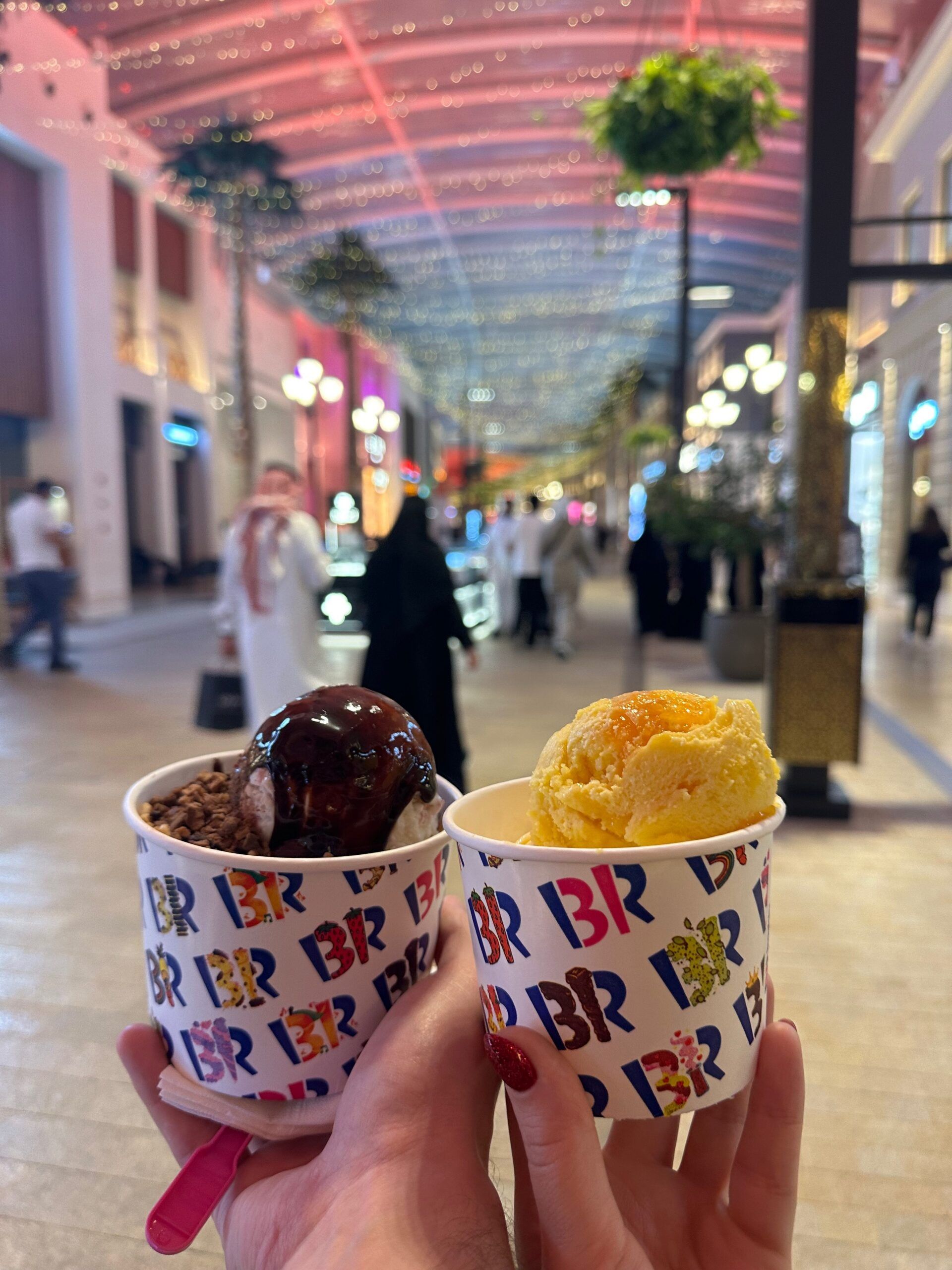 Lody w bahrainie na tle oświetlonej pasaży handlowej
