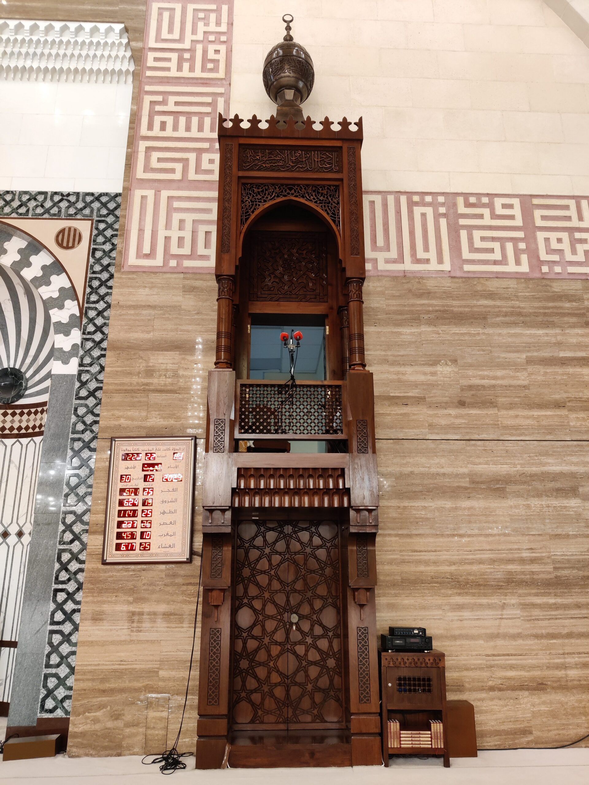 Minbar w meczecie al fateh grand mosque w bahrajnie z ozdobnym arabskim zdobieniem.