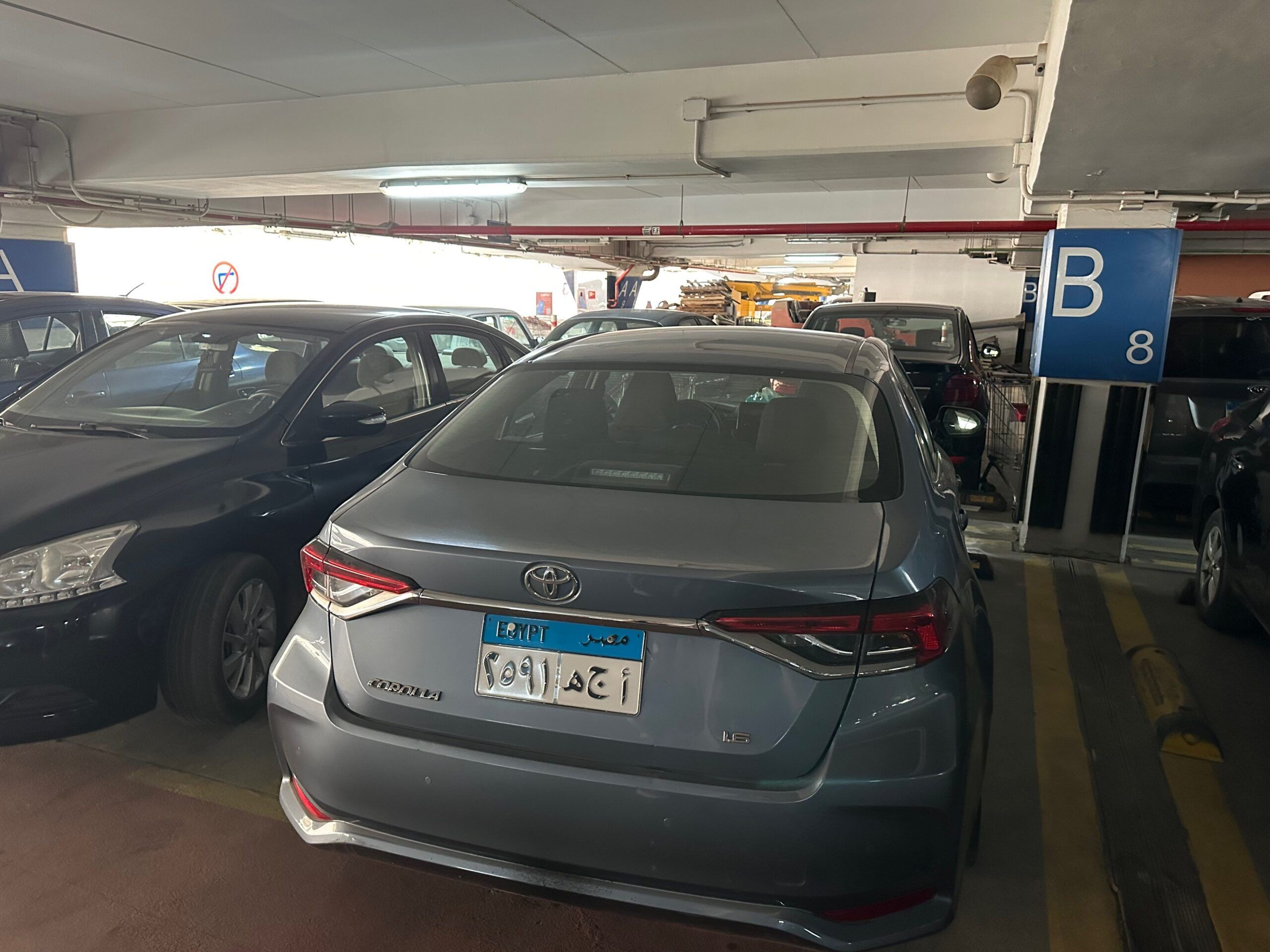 Szary toyota corolla na parkingu wypożyczalni samochodów w egipcie.