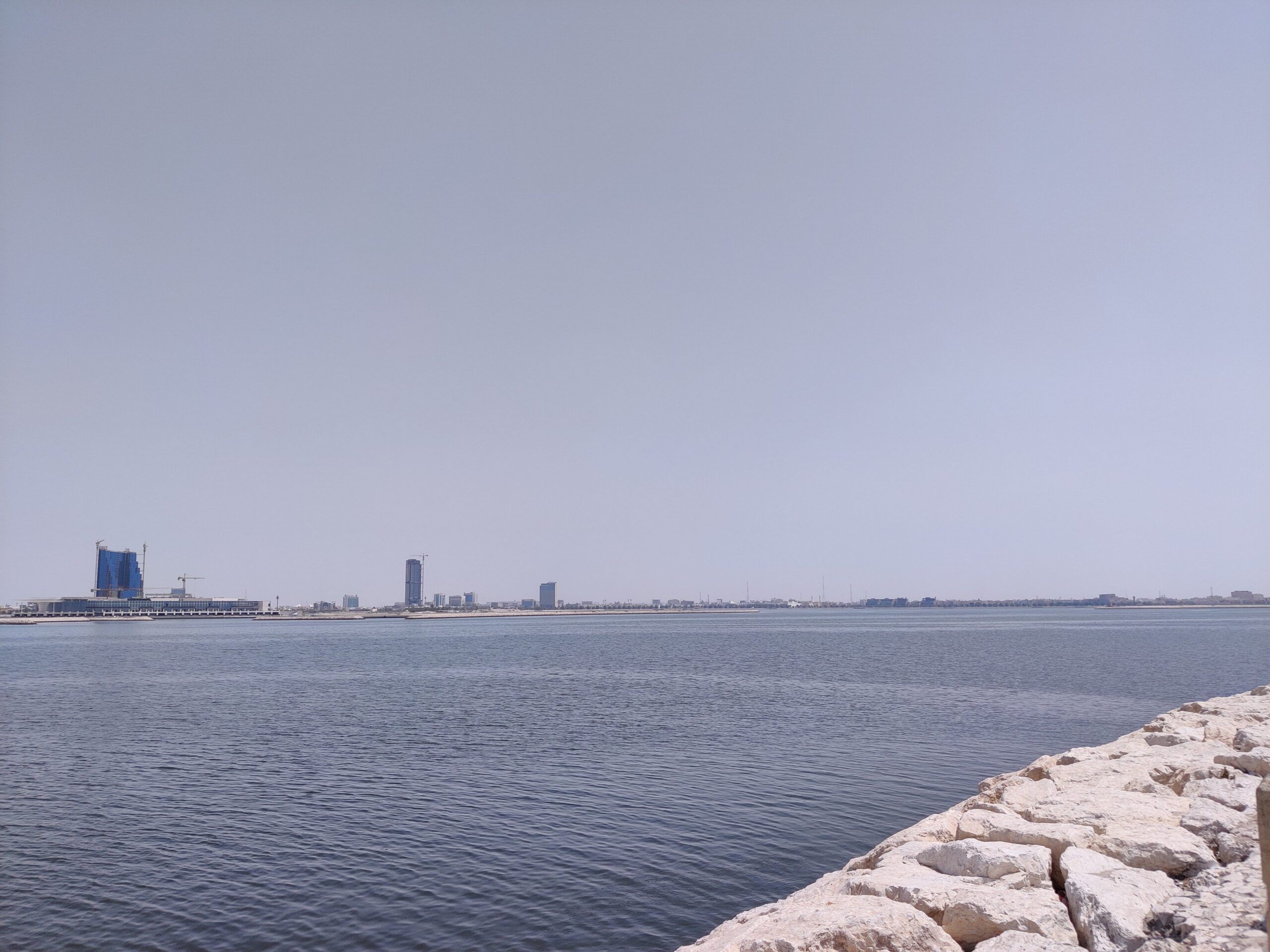 Widok na dammam khobar sea front z nabrzeżem i spokojną wodą w tle lowiki miasta