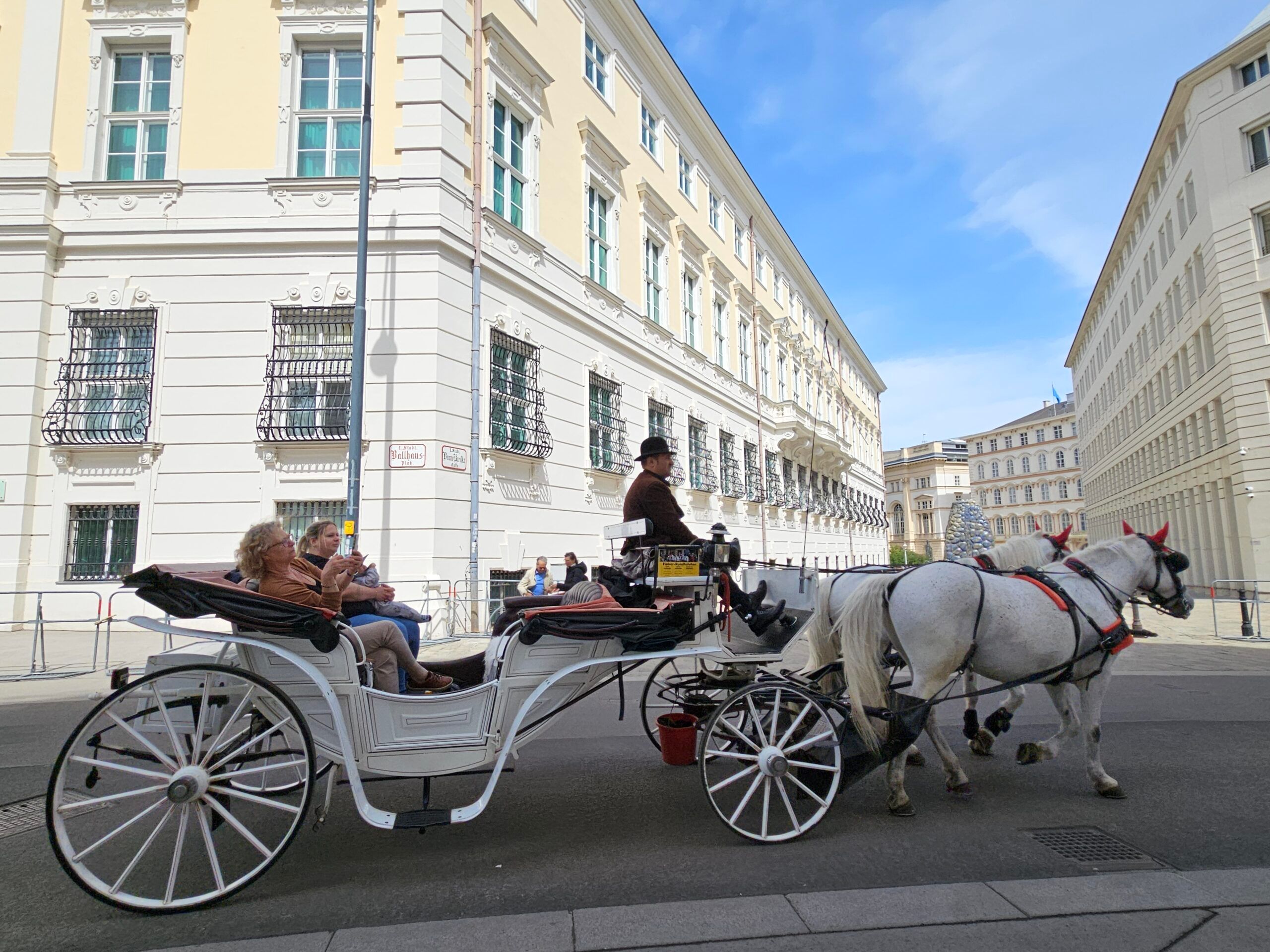 Bryczka konna z turystami na ulicy w wiedniu, austria