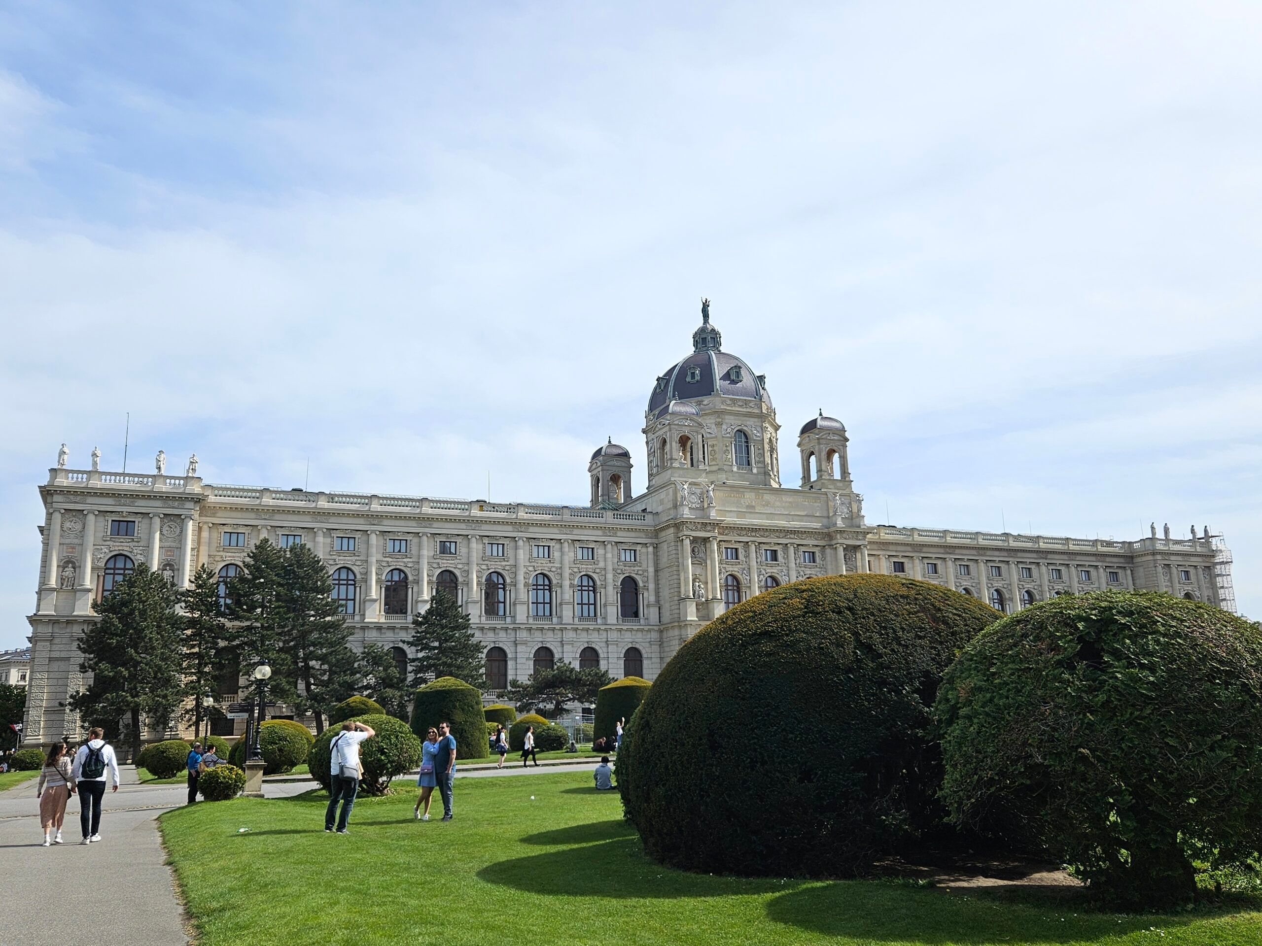 Plac marii teresy w wiedniu z muzeum i przyciętymi krzewami w ogrodzie