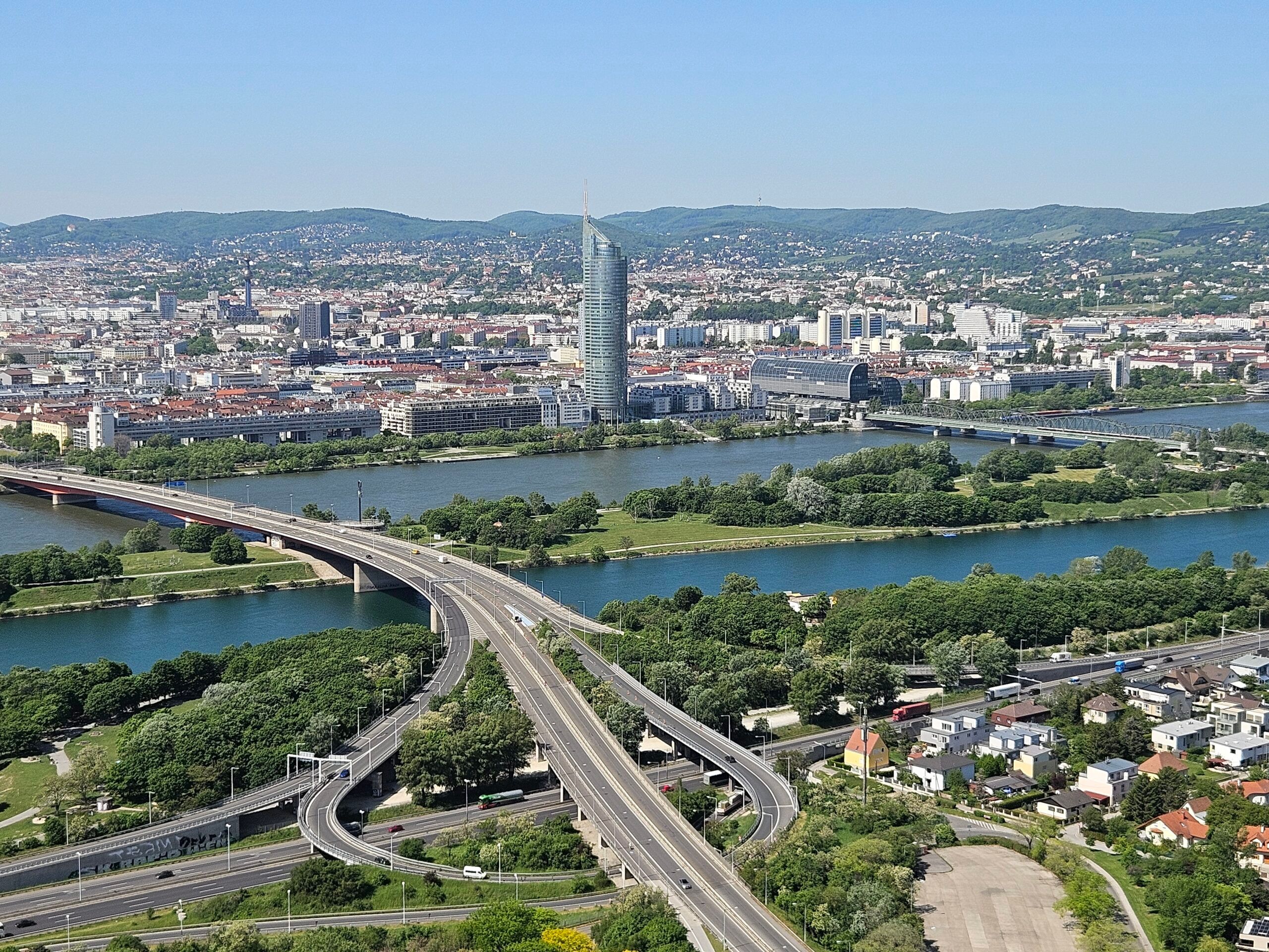 Widok na vienna donauturm, mosty nad dunajem i panoramę wiednia.