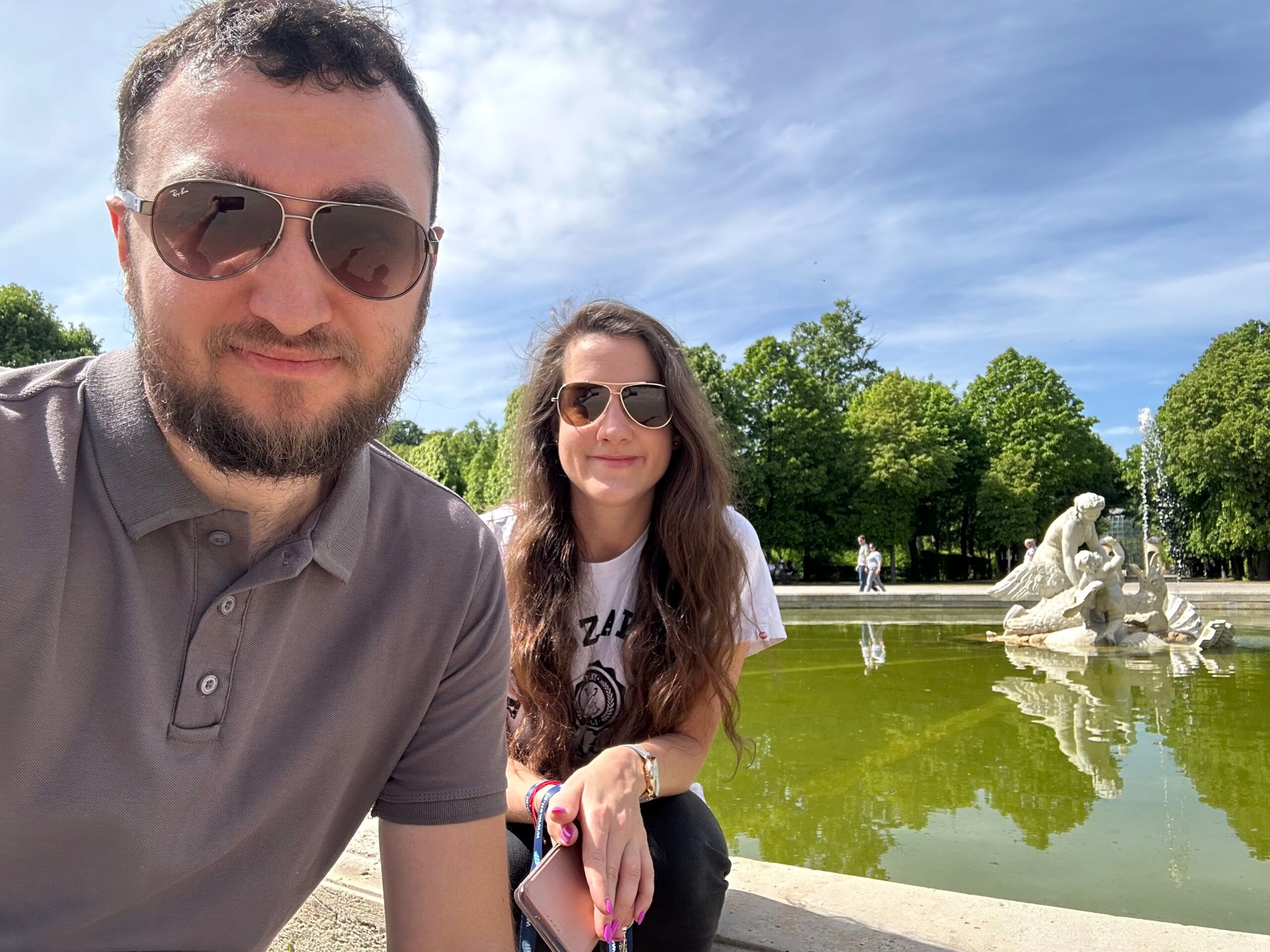 Dwoje turystów przy stawie z fontanną w gloriette w wiedniu, austria