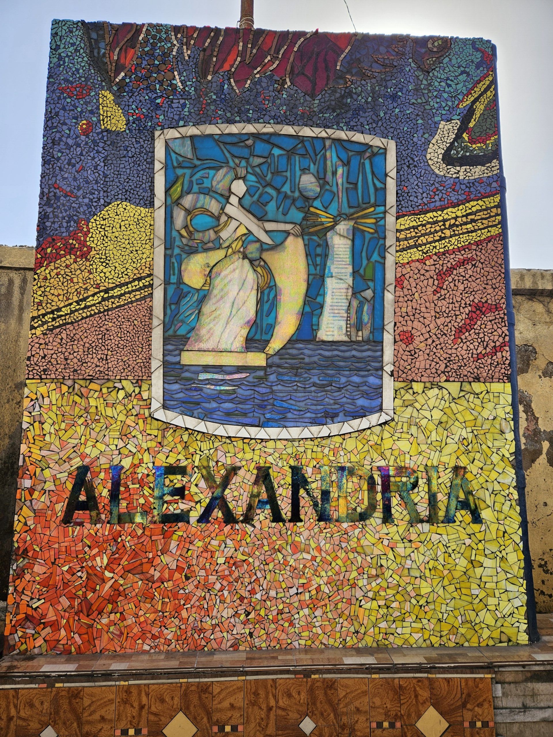 Mozaika bibliotheca alexandrina w aleksandrii z kolorowym wizerunkiem i napisem „alexandria”