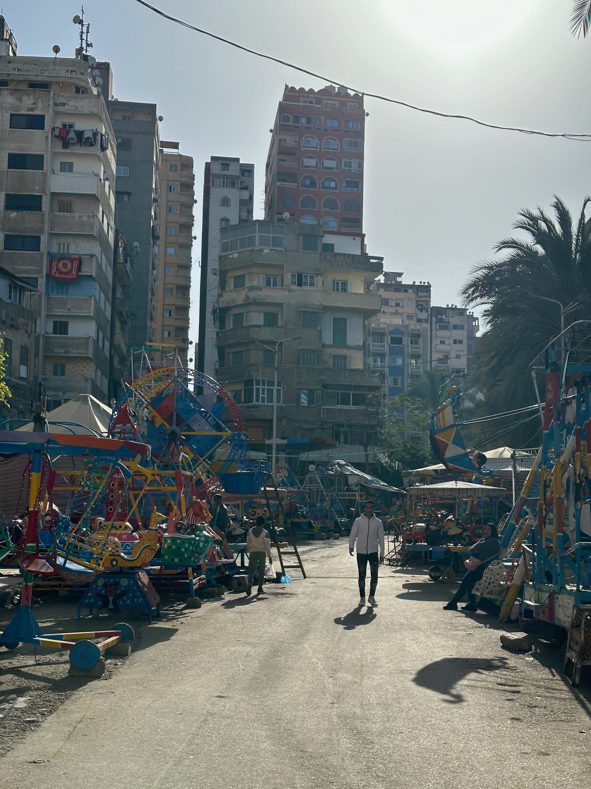 Ulica przy meczecie sidi morsi abu al-abbas w aleksandrii z kolorowymi stoiskami i karuzelami