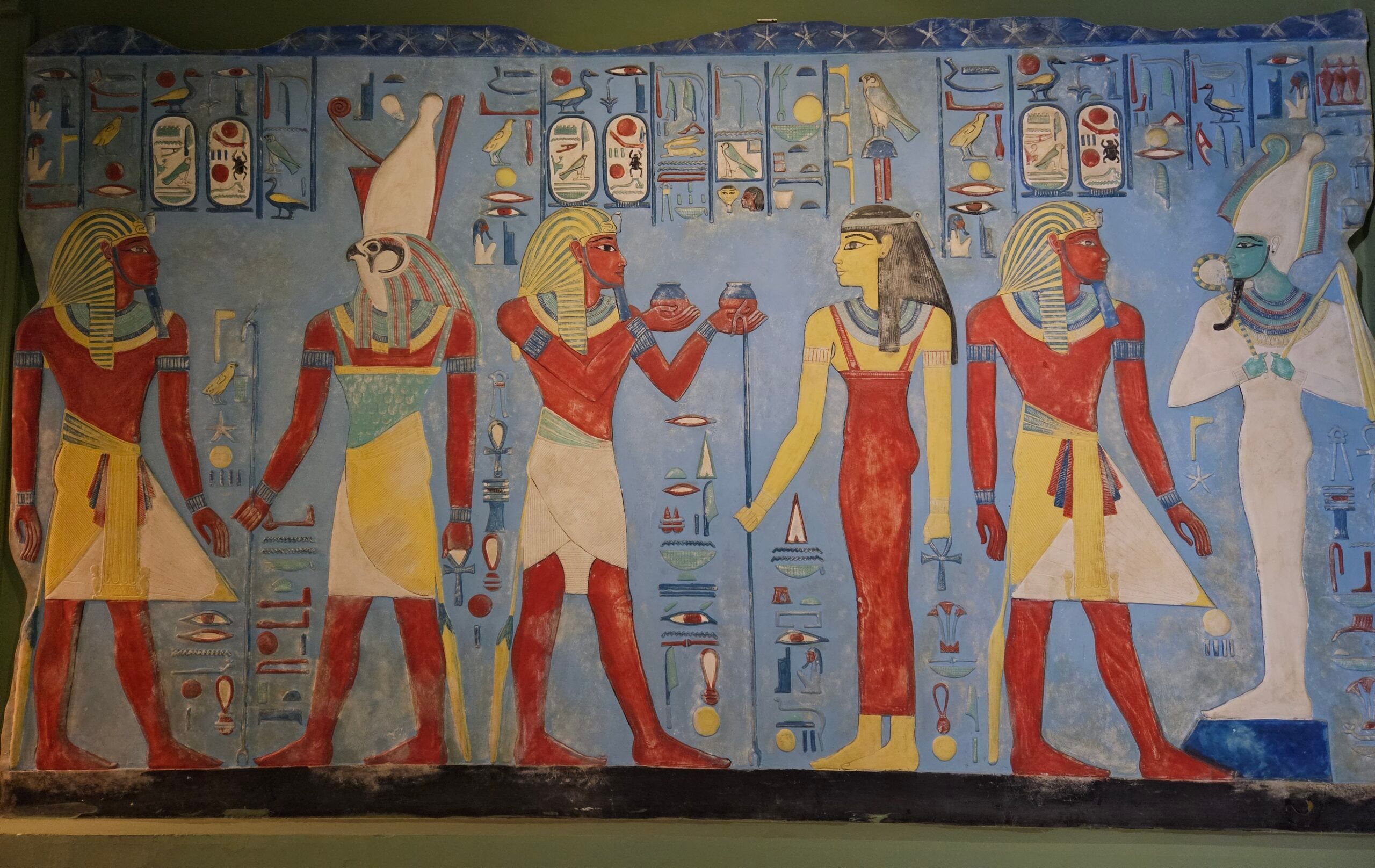 Płaskorzeźba z egipskimi bogami i hieroglifami w cairo national military museum