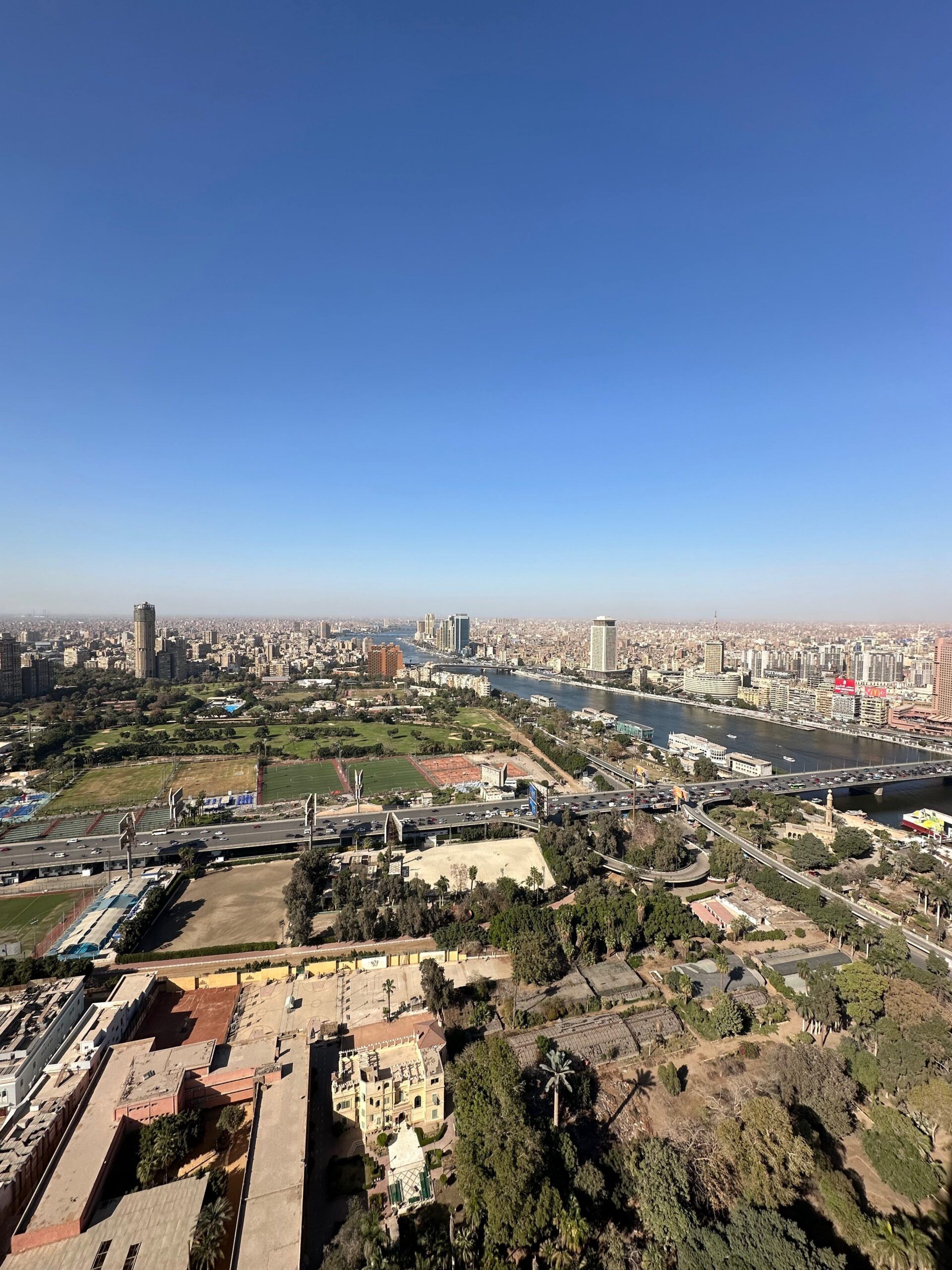 Widok z cairo tower na kair i nil pod bezchmurnym niebem.