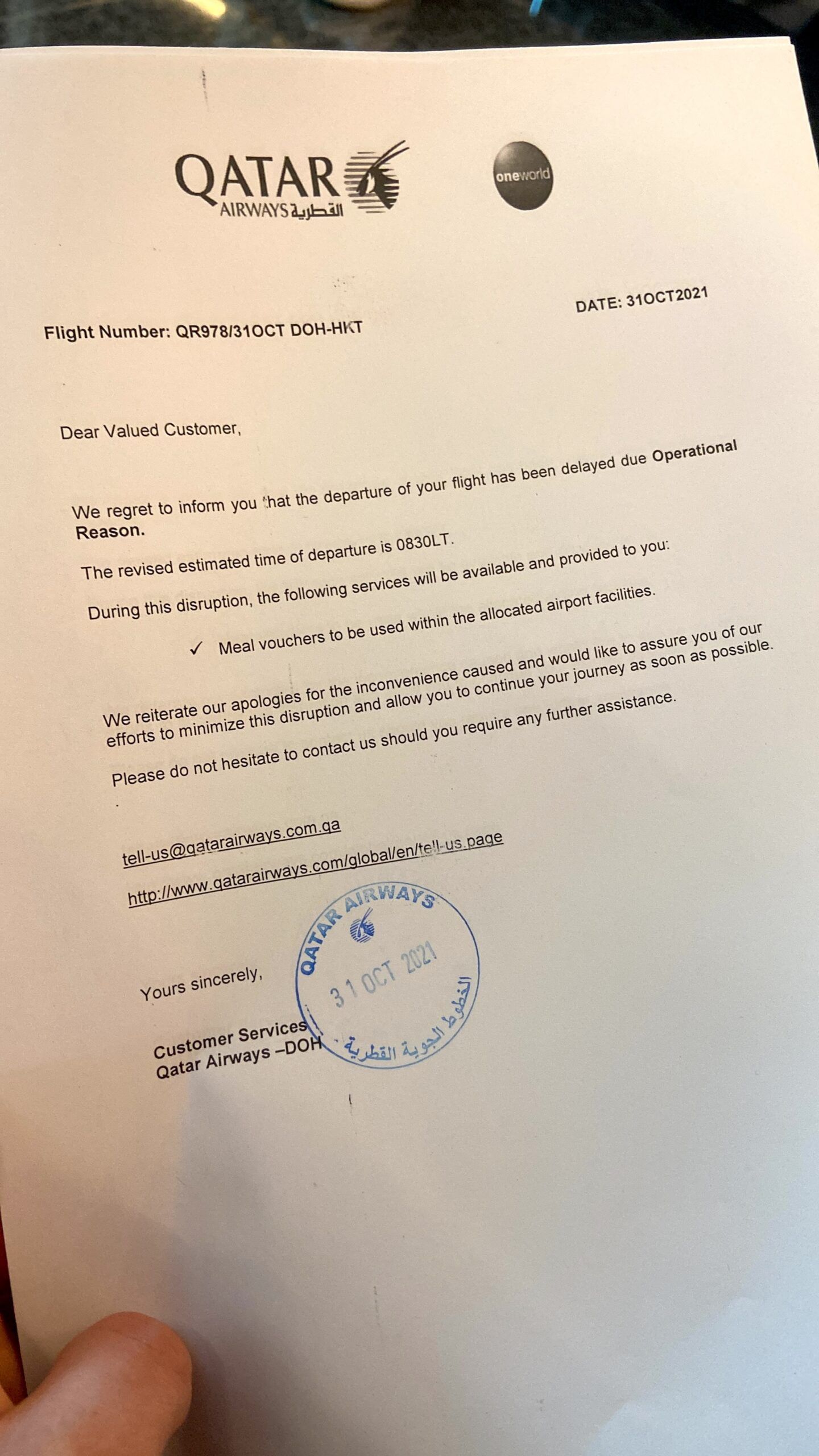 Pismo qatar airways informujące o opóźnieniu lotu z doha do phuket na lotnisku