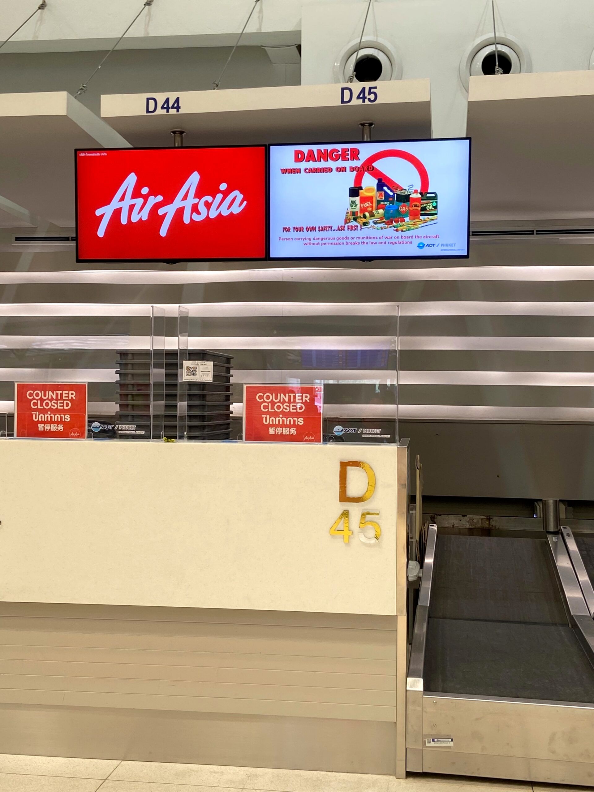 Pusty punkt odpraw airasia w porcie lotniczym w tajlandii, przy bramce d45