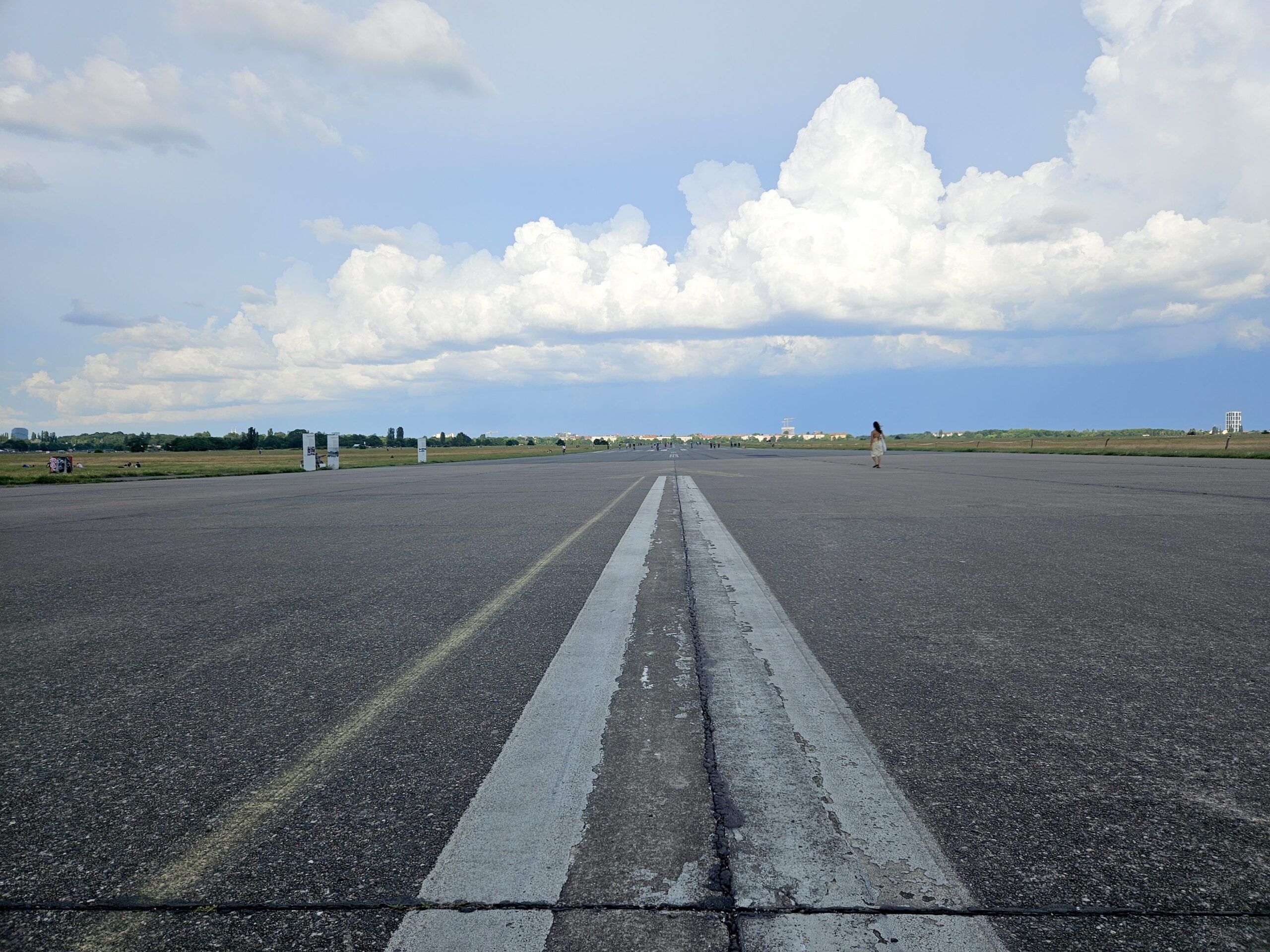 Pas startowy na flughafen tempelhof w berlinie pod błękitnym niebem z dużymi chmurami