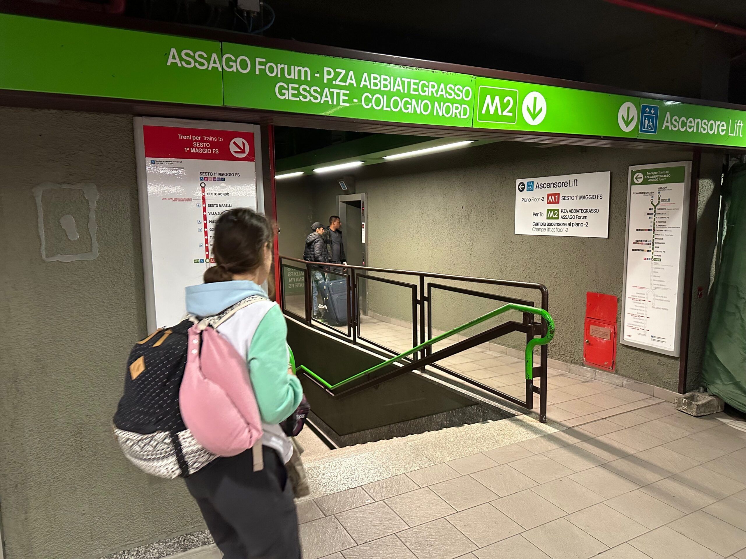 Wejście do metra m2 w mediolanie z zielonym oznakowaniem i schodami w dół