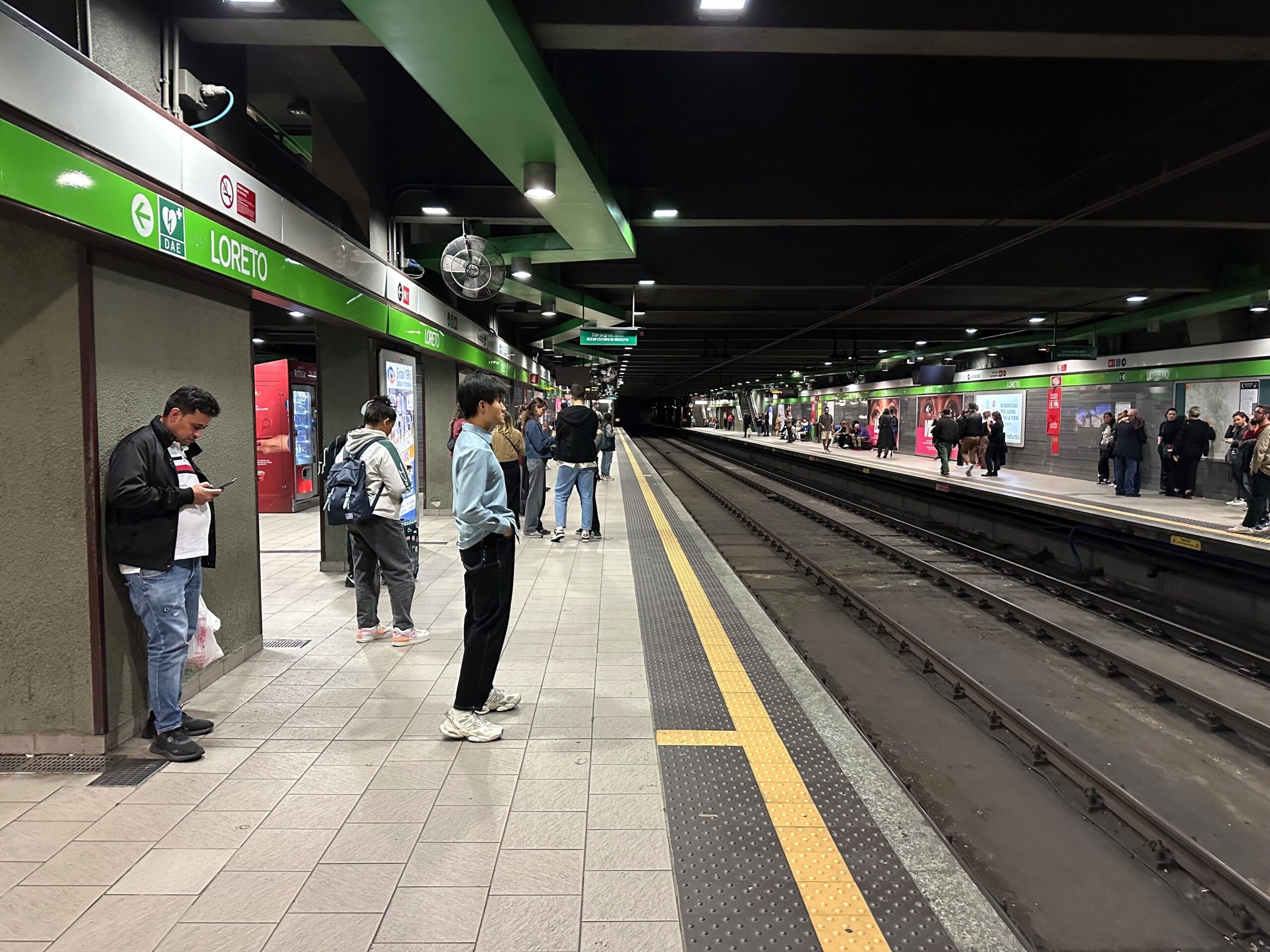 Peron stacji loreto w mediolańskim metrze z oczekującymi pasażerami