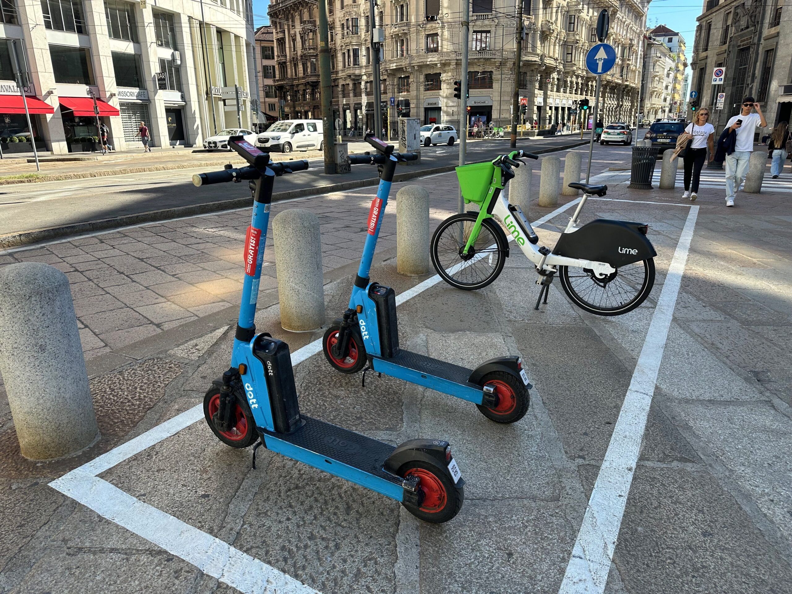 Hulajnogi i rower lime w strefie mikromobilności w mediolanie
