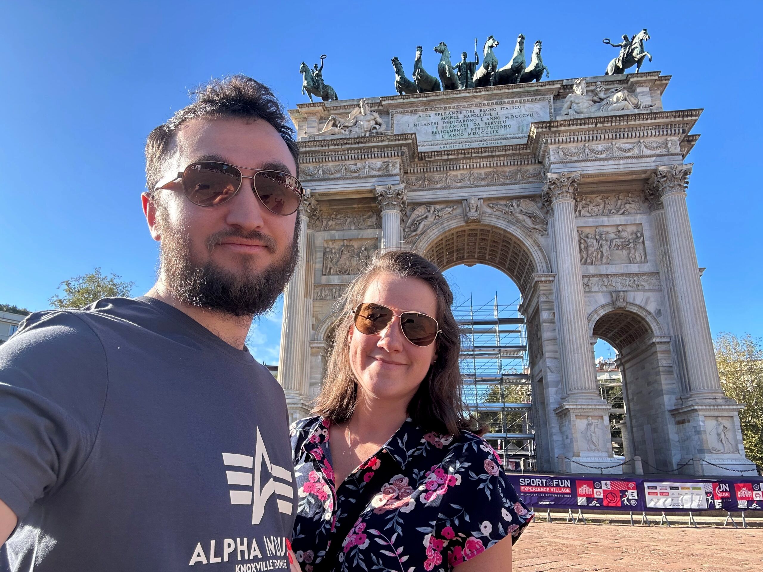 Para przy arco della pace w mediolanie, z łukiem triumfalnym w tle.