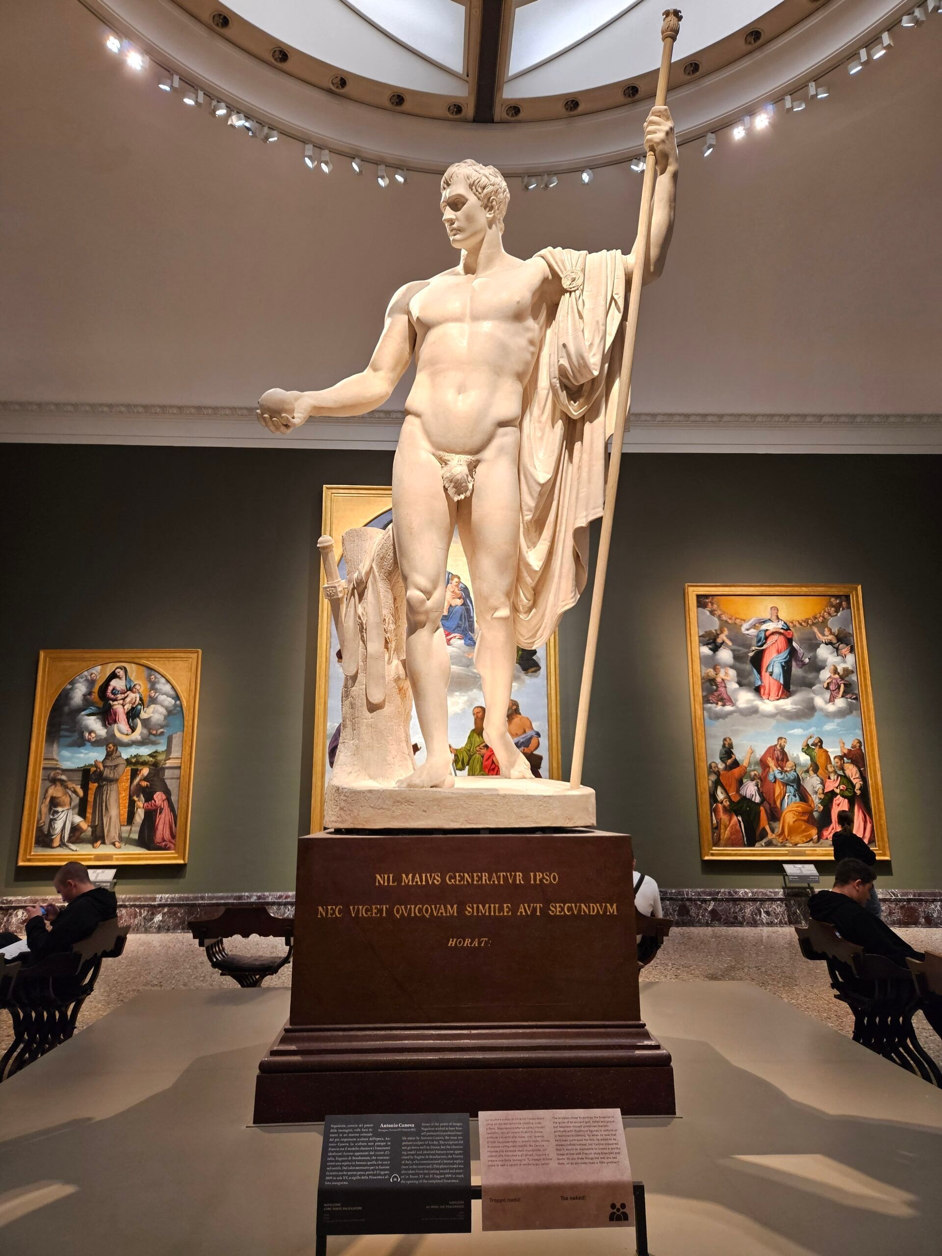 Pinacoteca di brera w mediolanie: marmurowy posąg mężczyzny z włócznią w sali galerii.