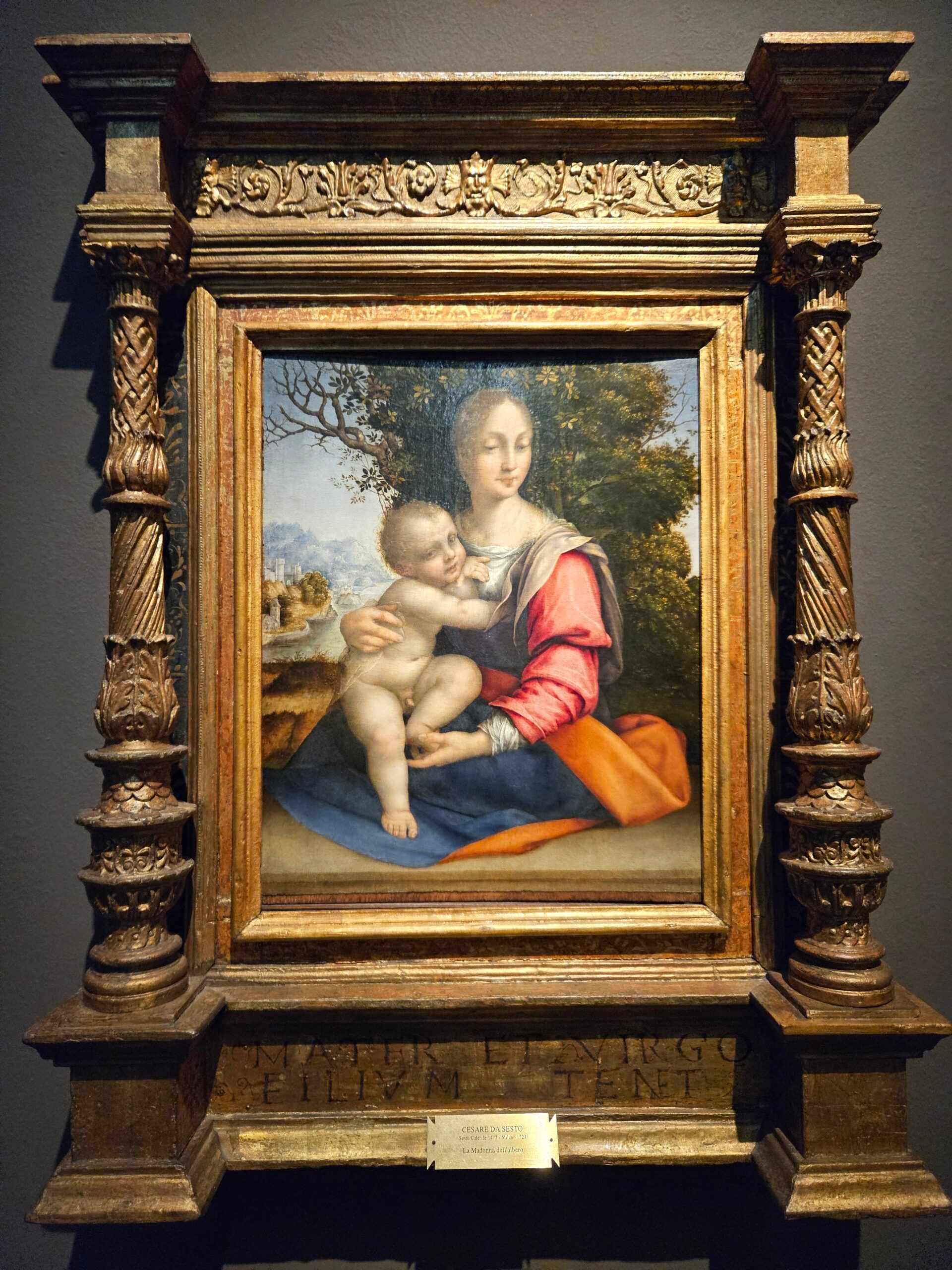 Pinacoteca di brera w mediolanie: madonna z dzieciątkiem w ozdobnej ramie.