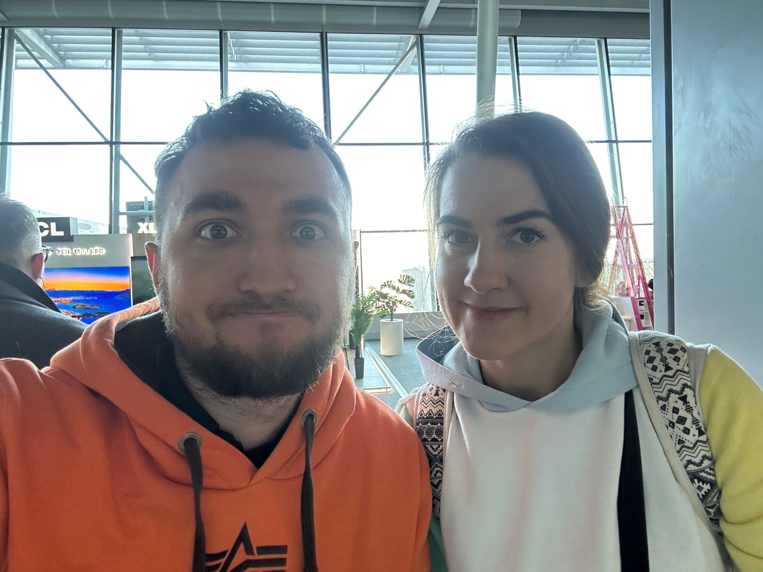 Para podróżnych robi selfie na tle hali w budapeszcie