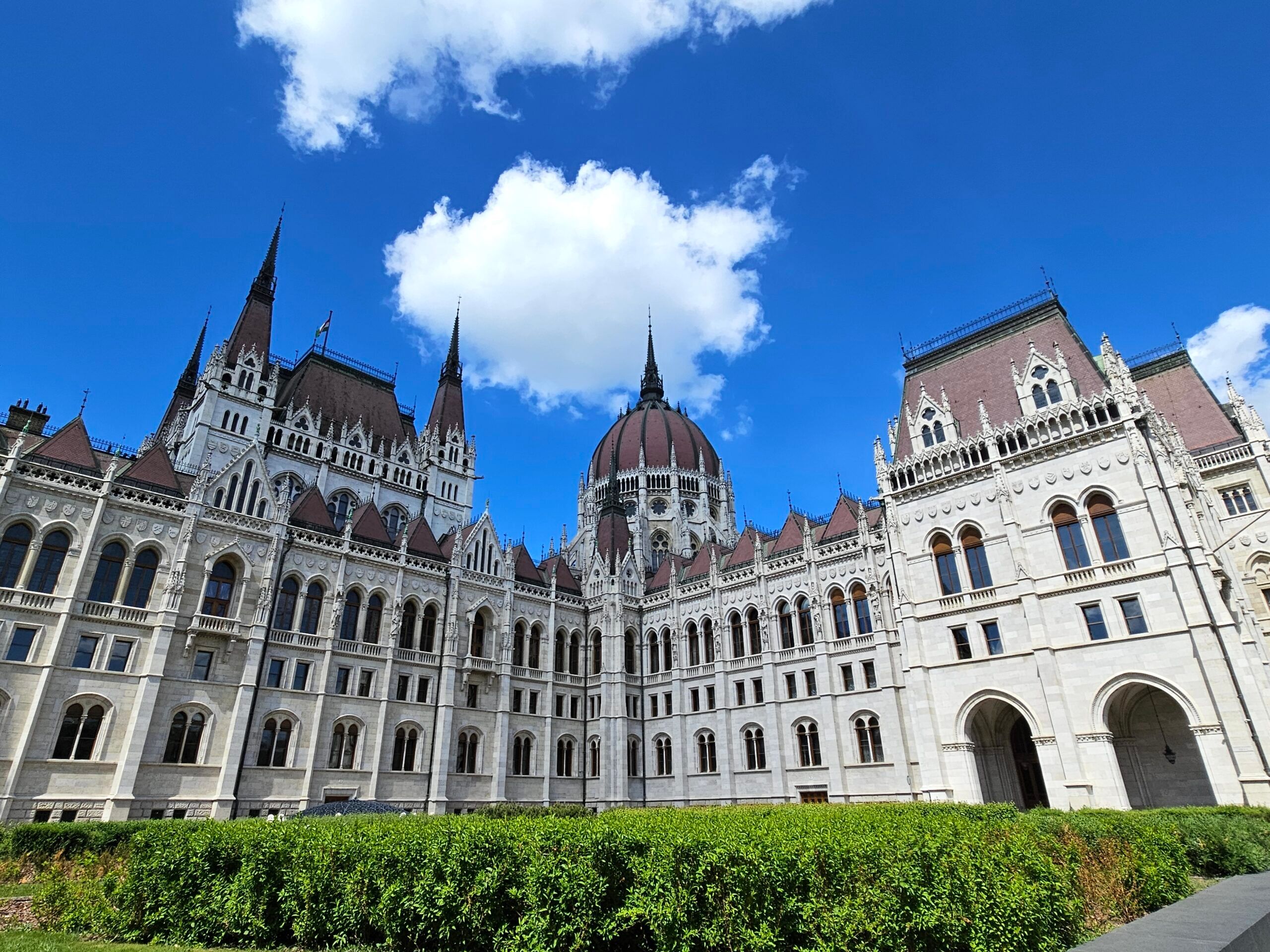Budapeszteński parlament w węgrzech z neogotycką fasadą pod błękitnym niebem