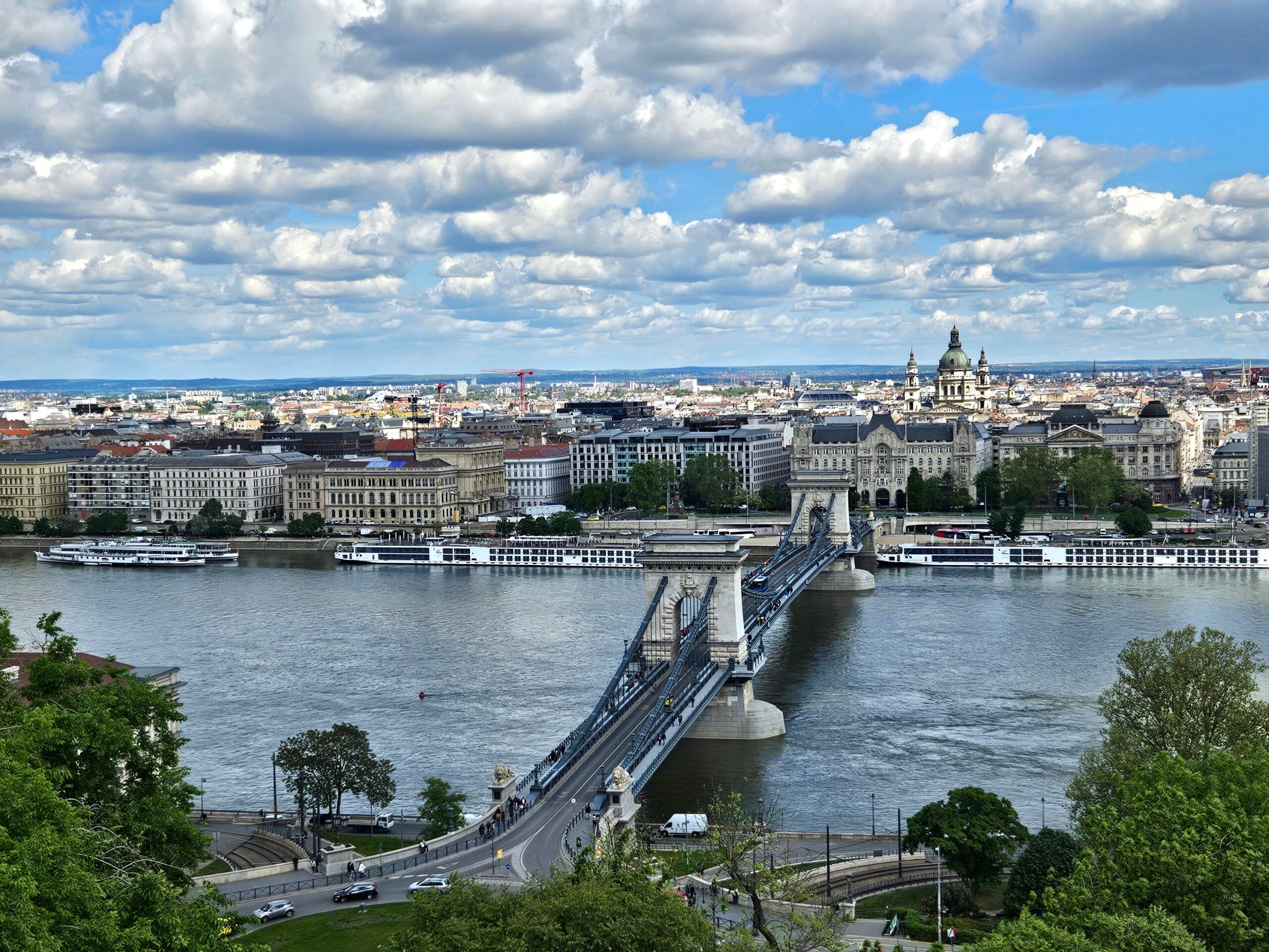 Most łańcuchowy w budapeszcie nad dunajem, z panoramą miasta i chmurami na niebie