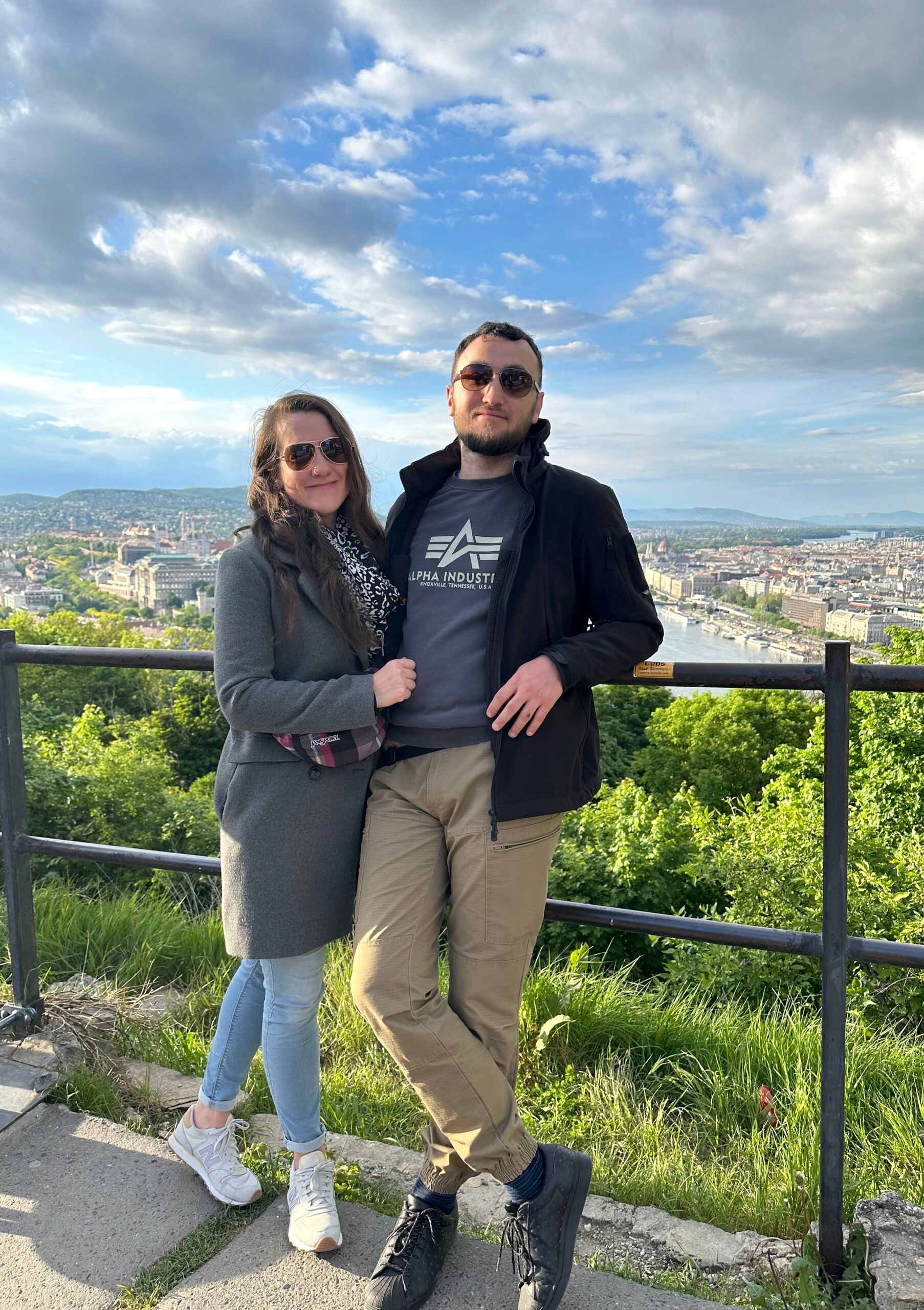 Para zakochanych na wzgórzu gellerta w budapeszcie z panoramą miasta w tle