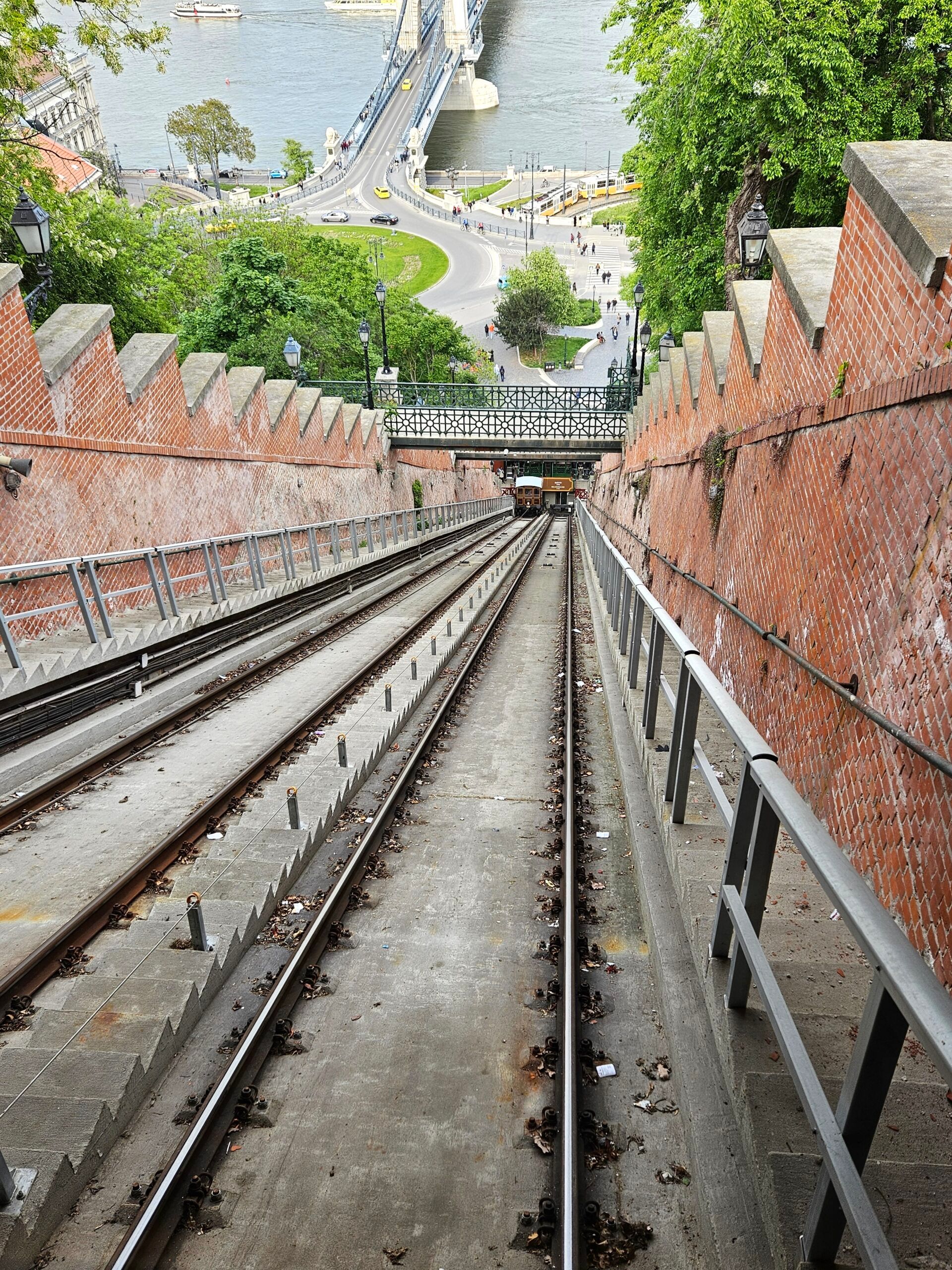Budapeszt, kolejka linowo-terenowa buda castle funicular ze schodami i widokiem na most oraz dunaj