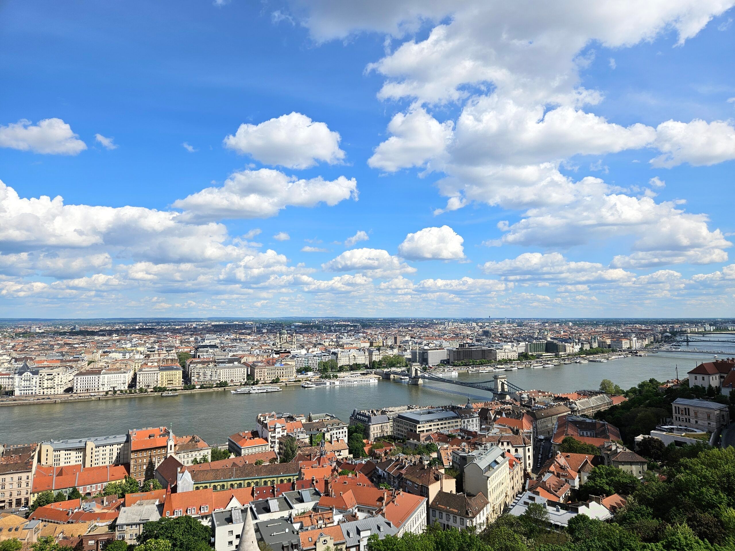 Widok na budapeszt i dunaj ze st. Matthias church, z mostem i zabudową miasta pod błękitnym niebem