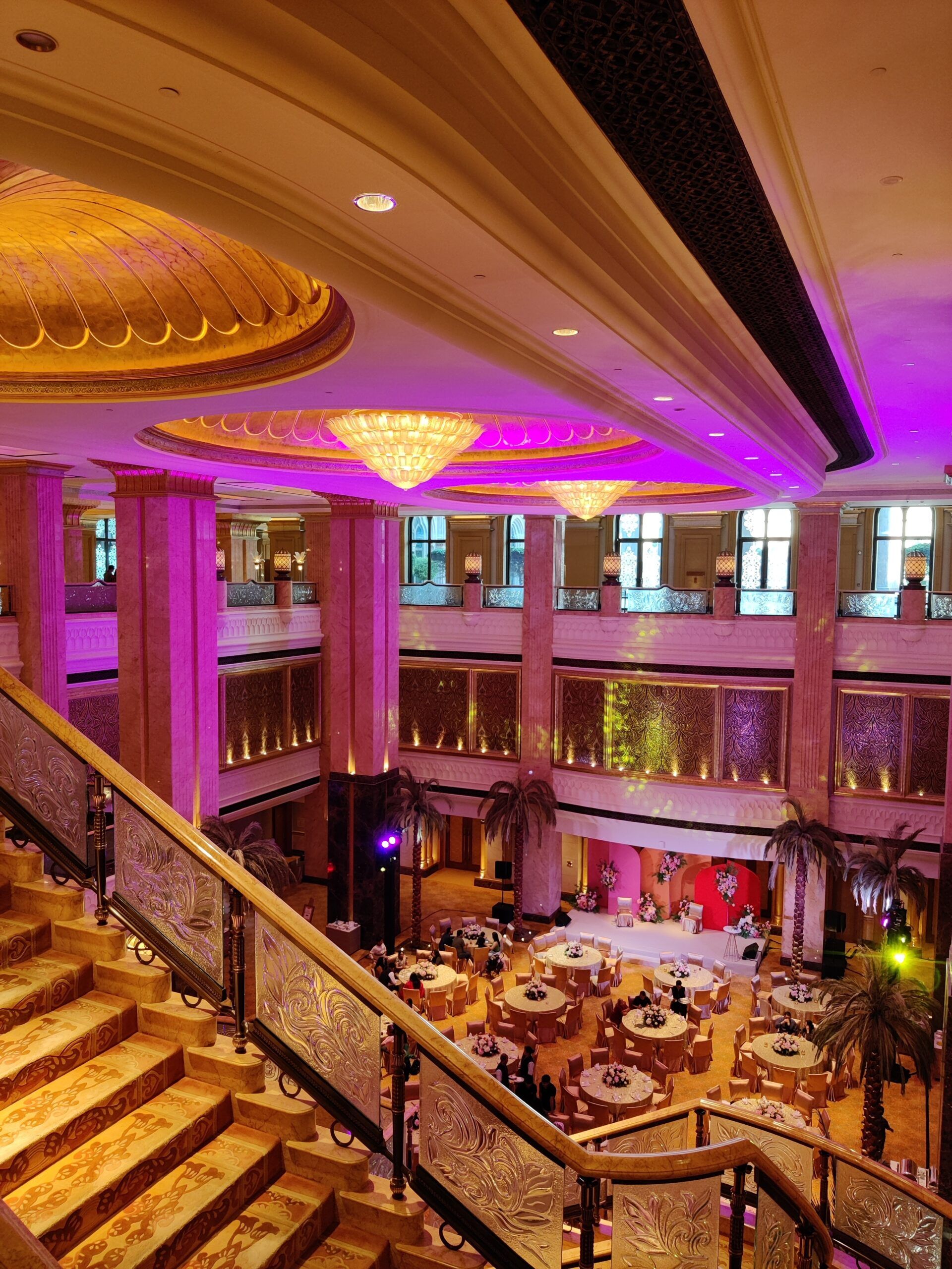 Wnętrze emirates palace w abu zabi z eleganckimi salami i oświetloną salą bankietową.