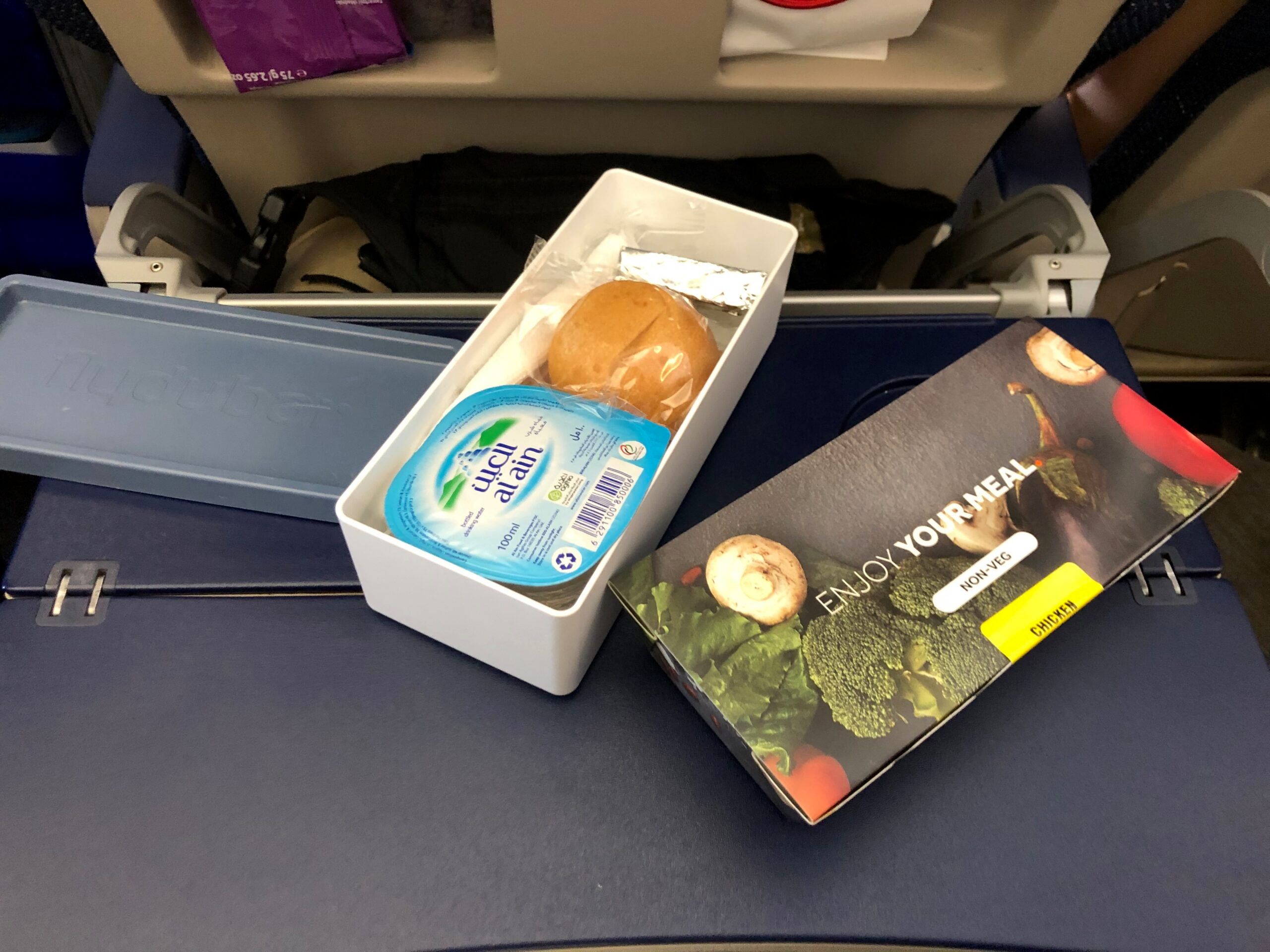 Posiłek pokładowy flydubai na stoliku w samolocie w dubaju.