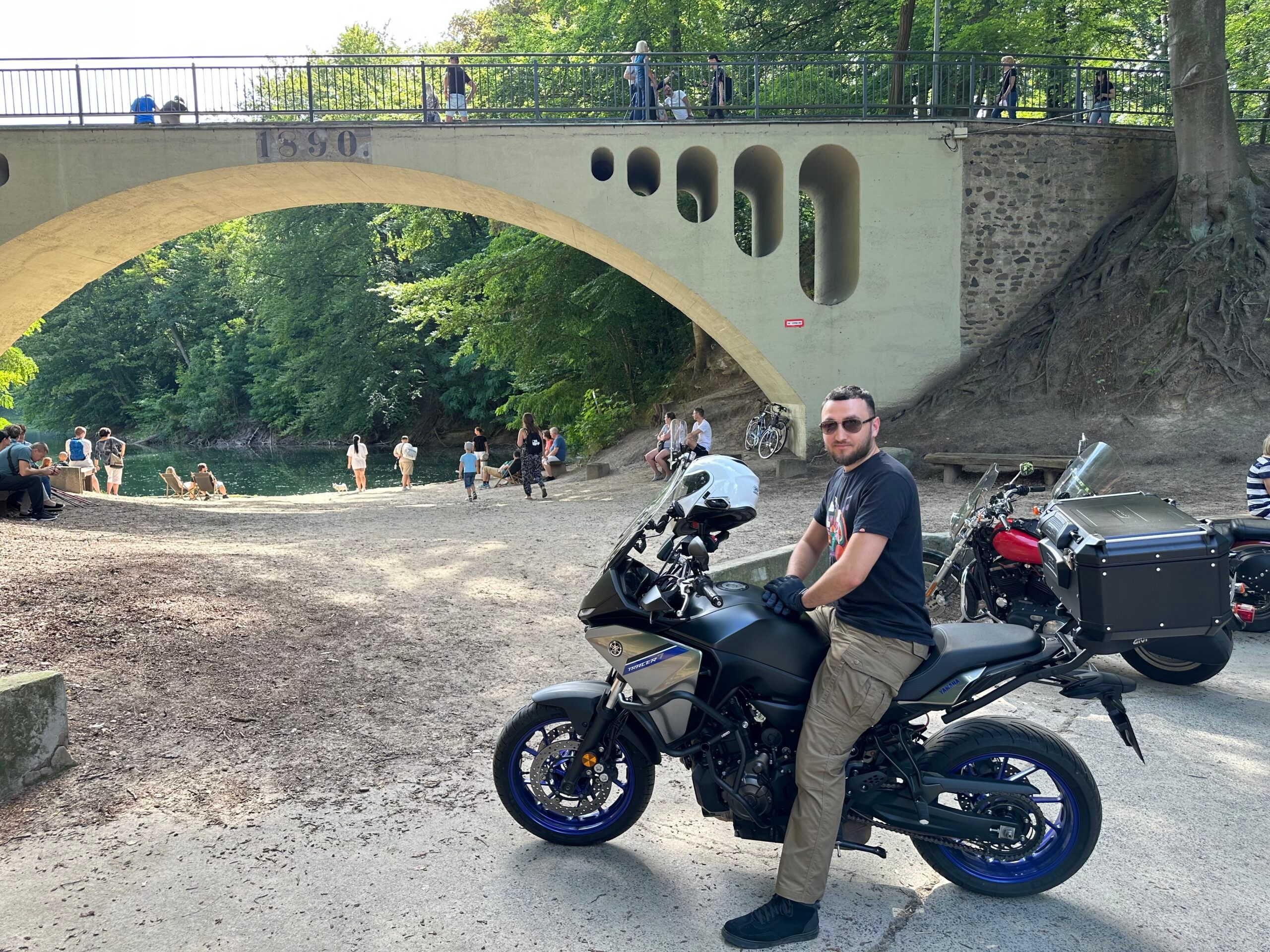 Szczecin emerald lake: mężczyzna na motocyklu przy moście nad wodą