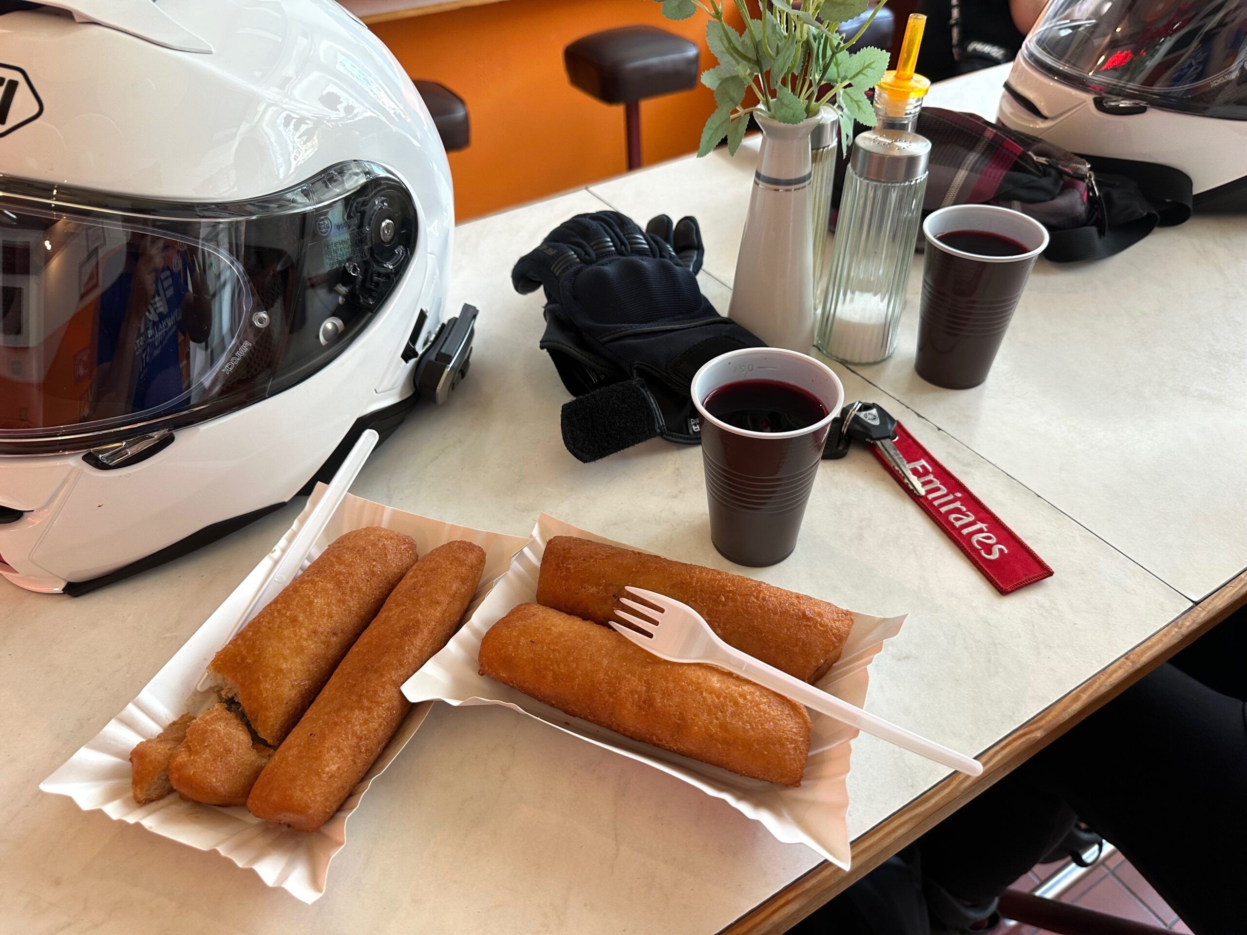 Paszteciki w pasztecik bar w szczecinie, na stole z kubkami i kaskami motocyklowymi
