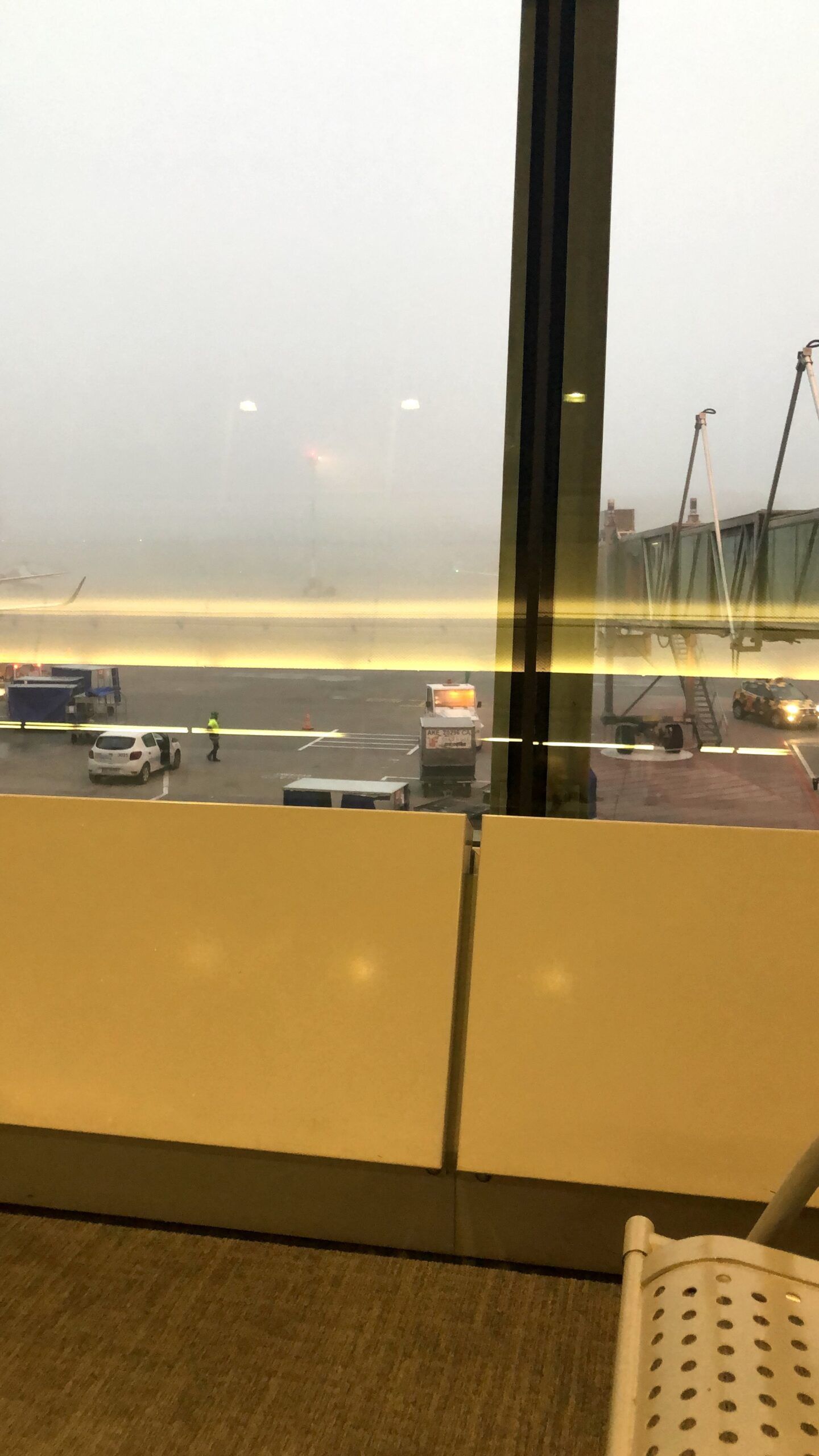 Zamglona płyta lotniska w dubaju podczas lotu do warszawy.