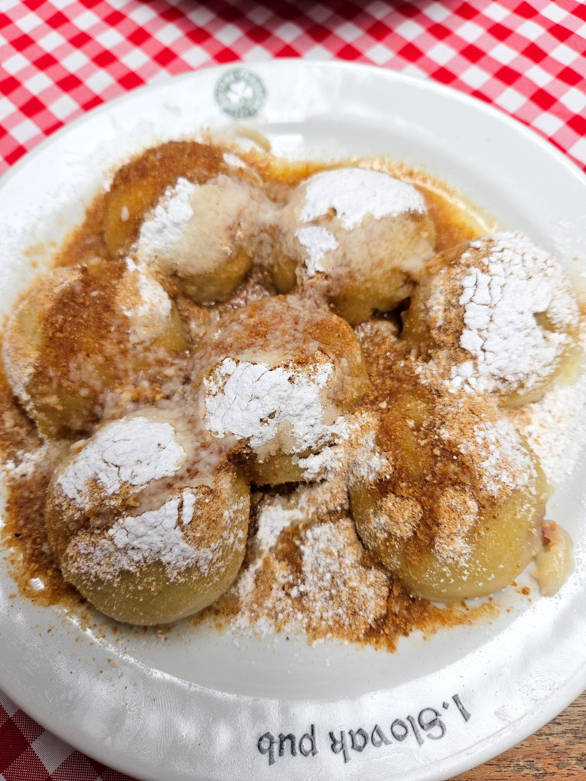 Bratislava foods: słowackie kluski z makiem, cukrem pudrem i masłem na talerzu