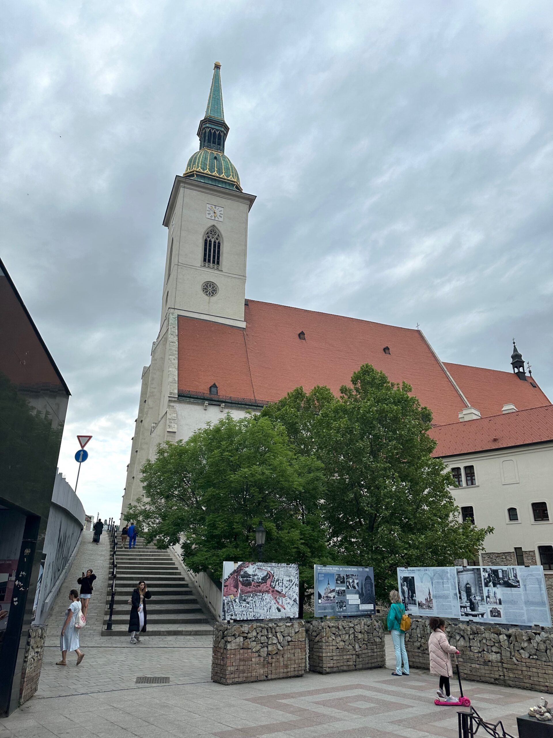 Katedra św. Marcina w bratysławie z wysoką wieżą i czerwonym dachem