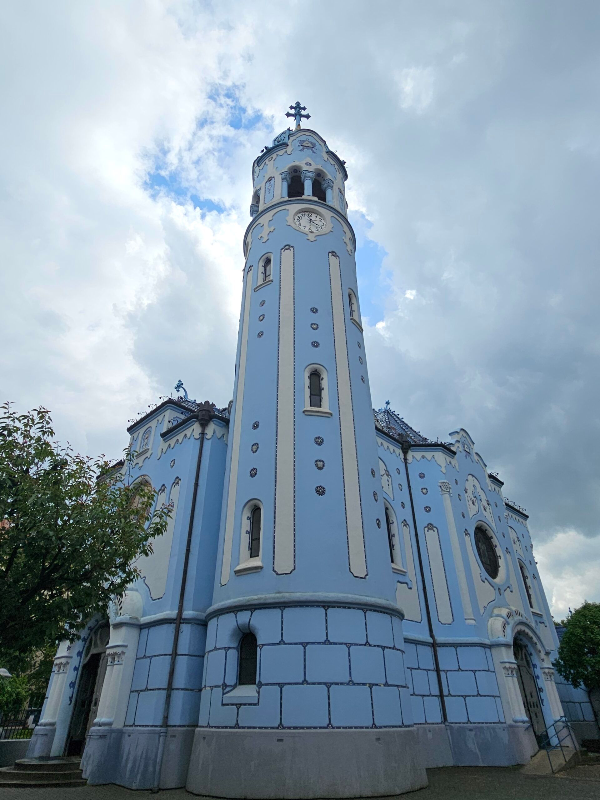 Kościół św. Elżbiety w bratysławie z niebieską wieżą i zegarem.