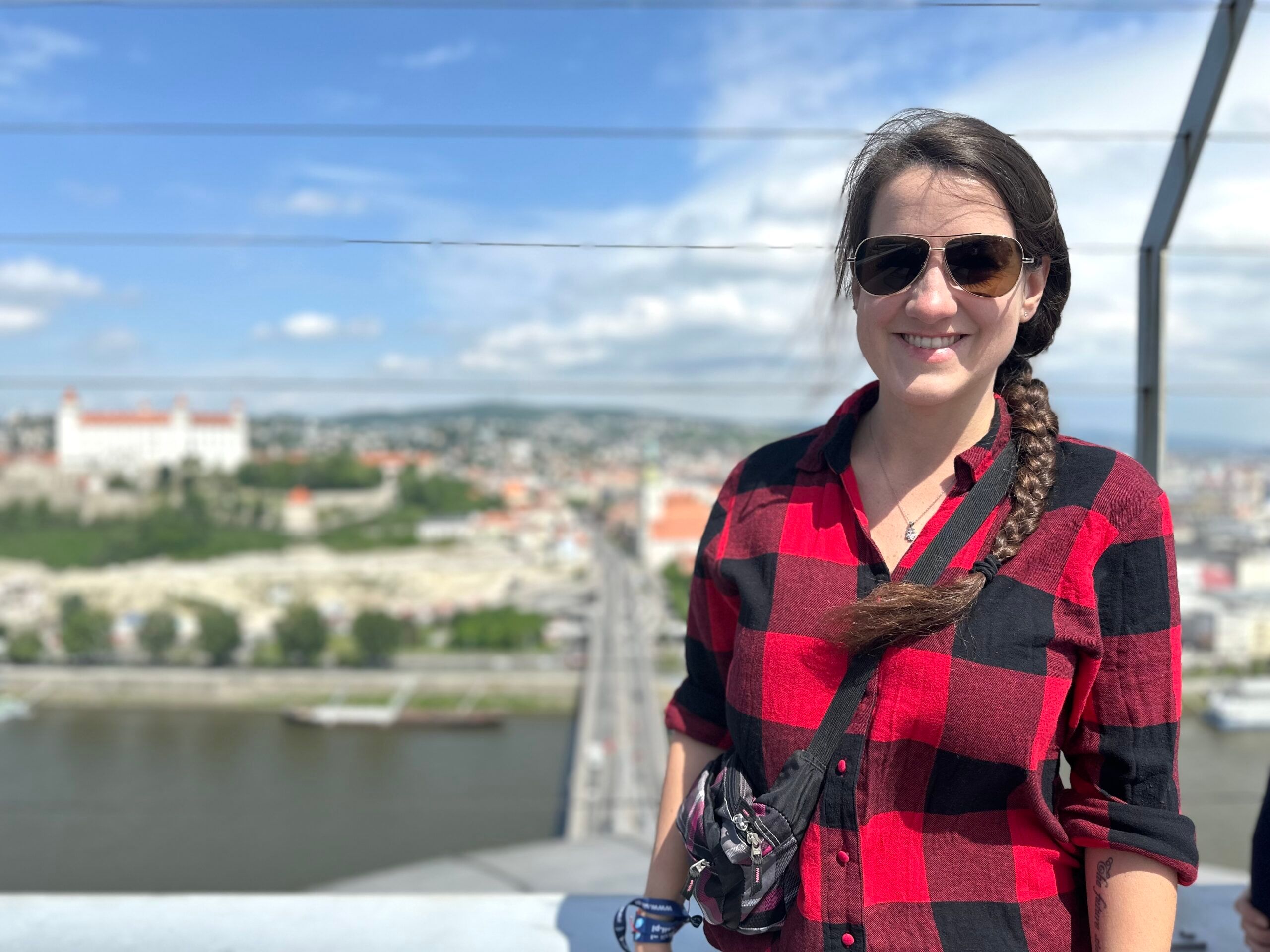 Bratislava ufo bridge z widokiem na miasto i rzekę, z kobietą na pierwszym planie