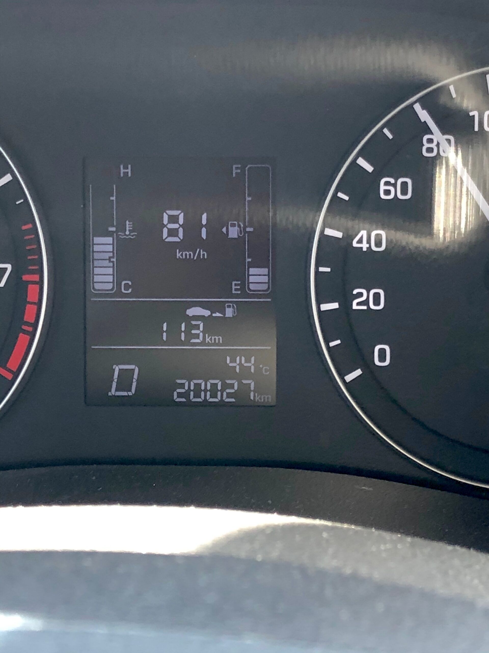 Deska rozdzielcza samochodu w dubaju z prędkością 81 km/h i temperaturą 44°c