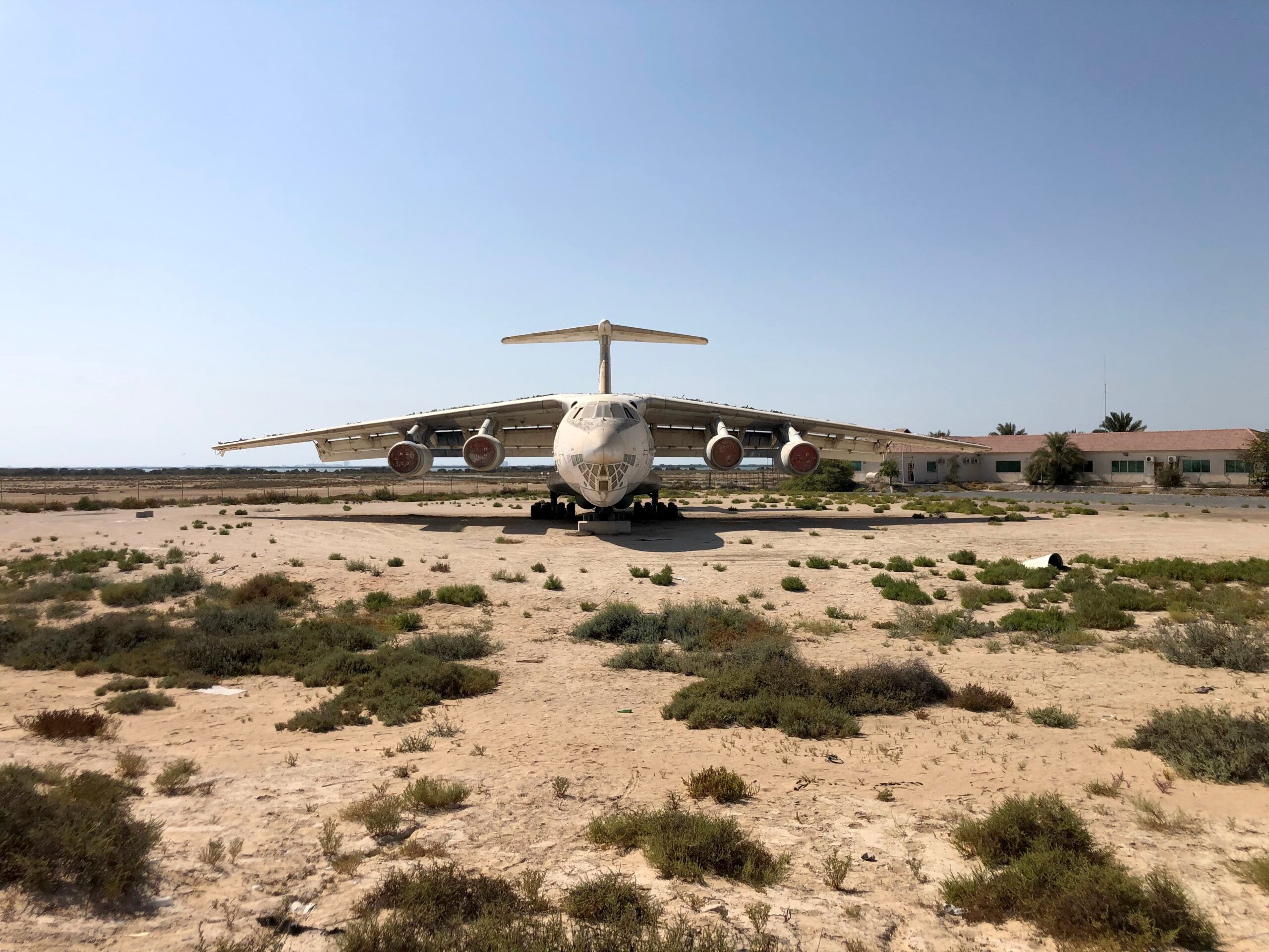 Rosyjski samolot w umm al quwain w zjednoczonych emiratach arabskich, stojący na pustynnym terenie.