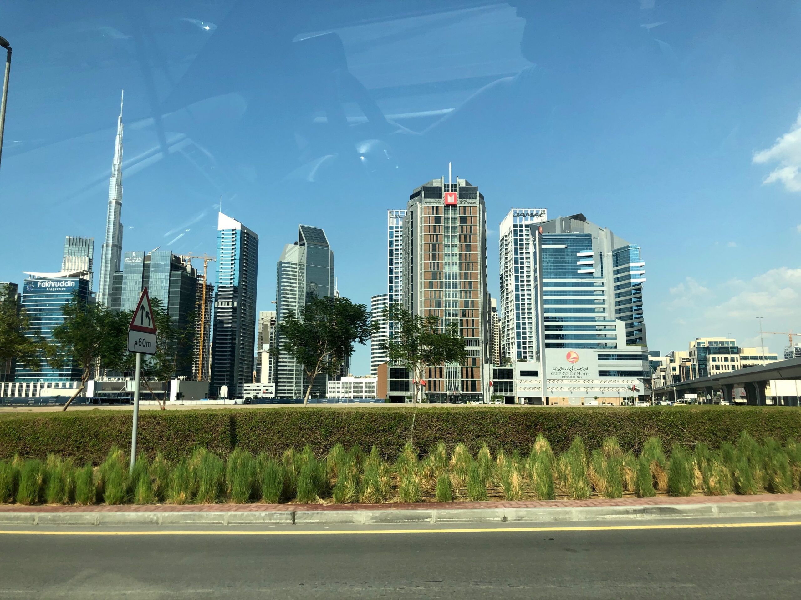 Panorama drapaczy chmur w dubaju z wieżą burdż chalifa na tle bezchmurnego nieba.