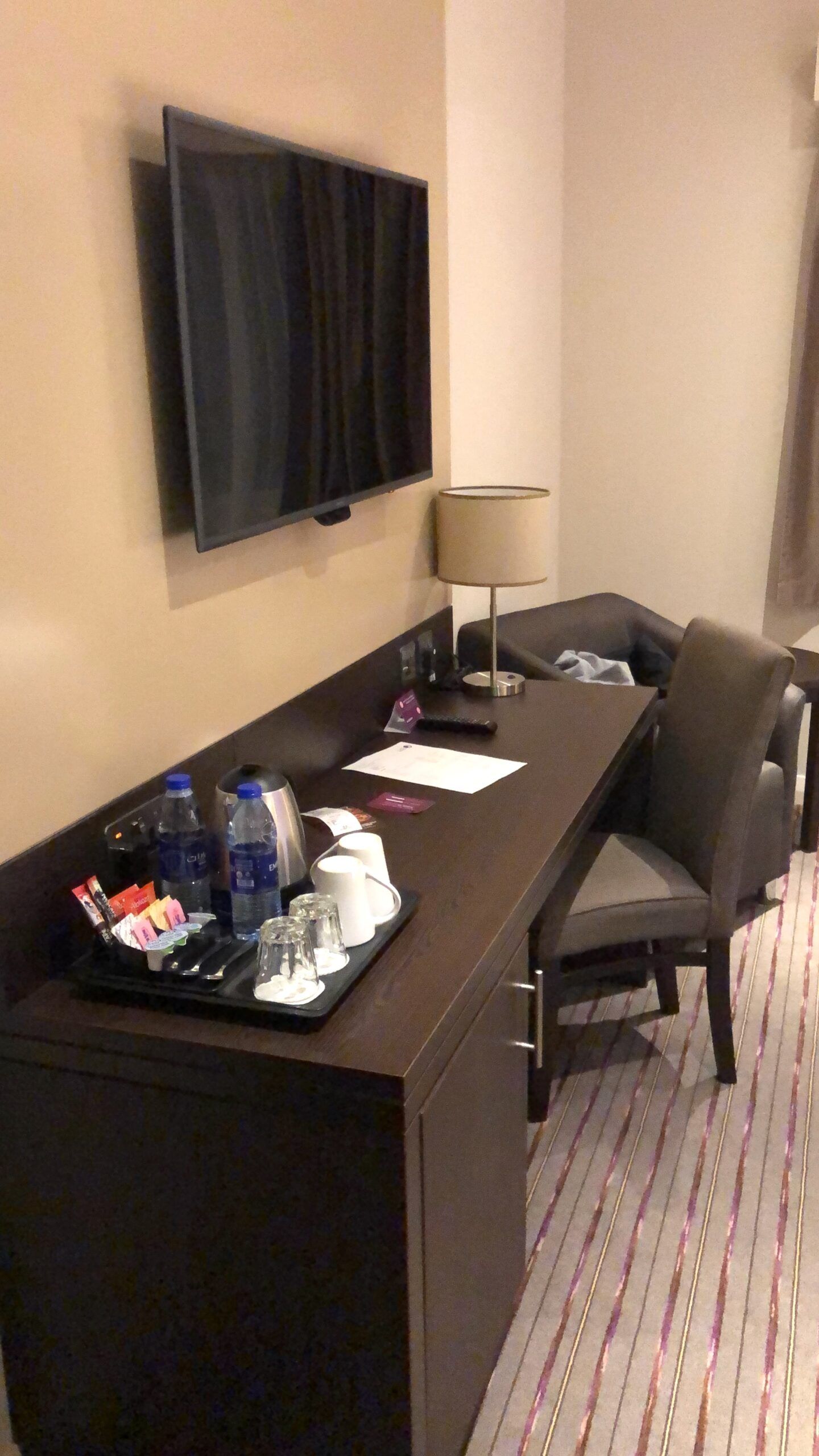 Pokój hotelowy w dubaju z biurkiem, telewizorem i zestawem do kawy
