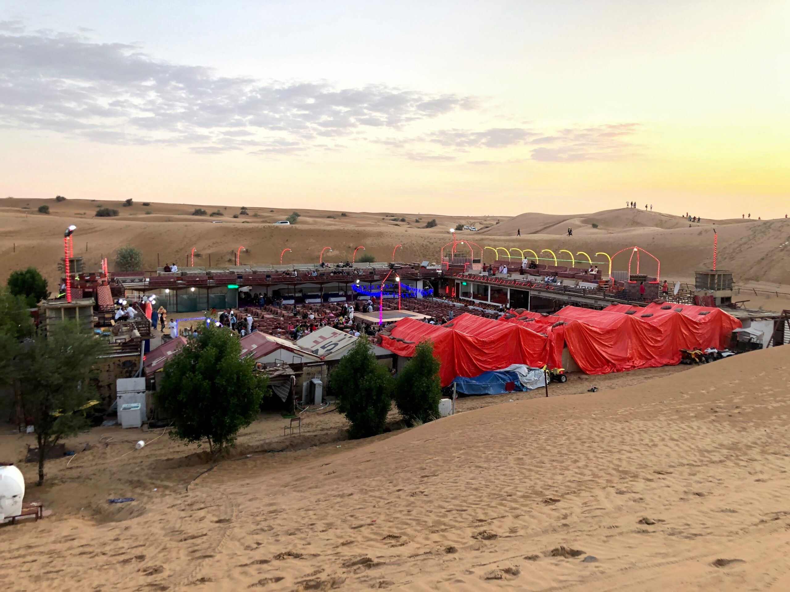 Dubai safari w dubaju o zachodzie słońca, z obozem na pustyni i namiotami