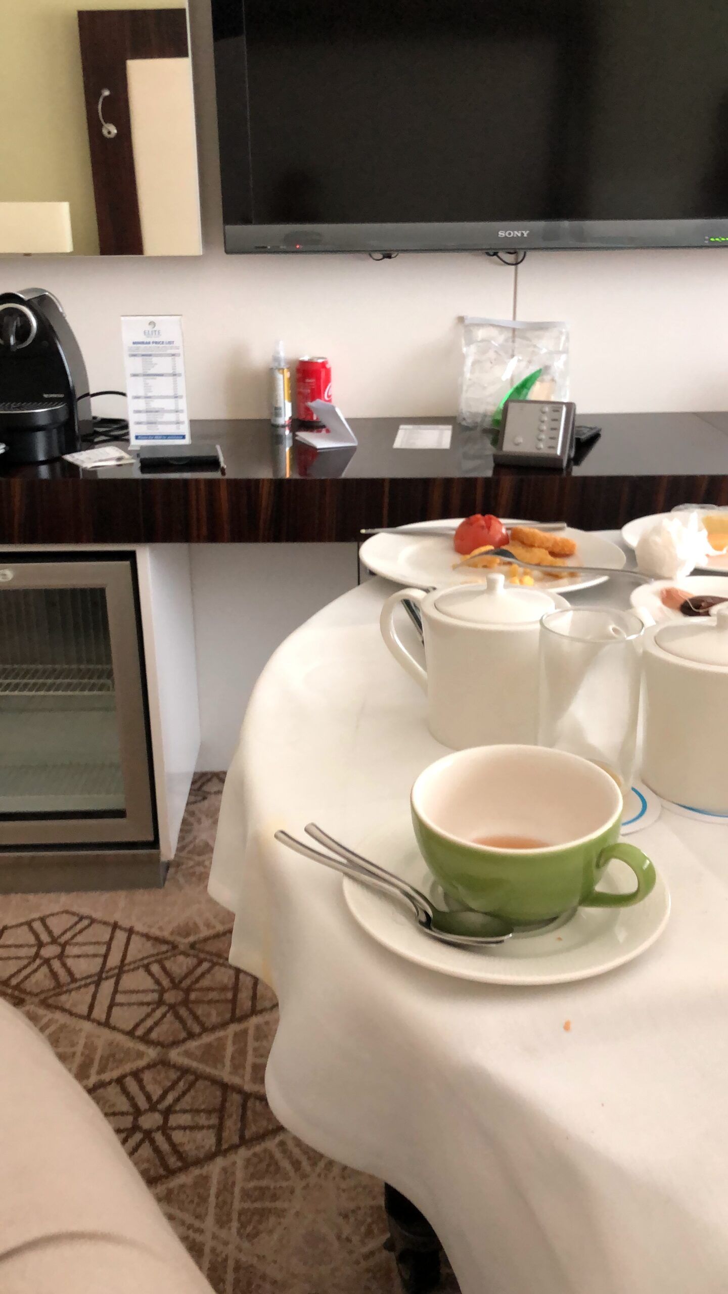 Pokój hotelowy w dubaju z zastawionym stolikiem śniadaniowym podczas pandemii