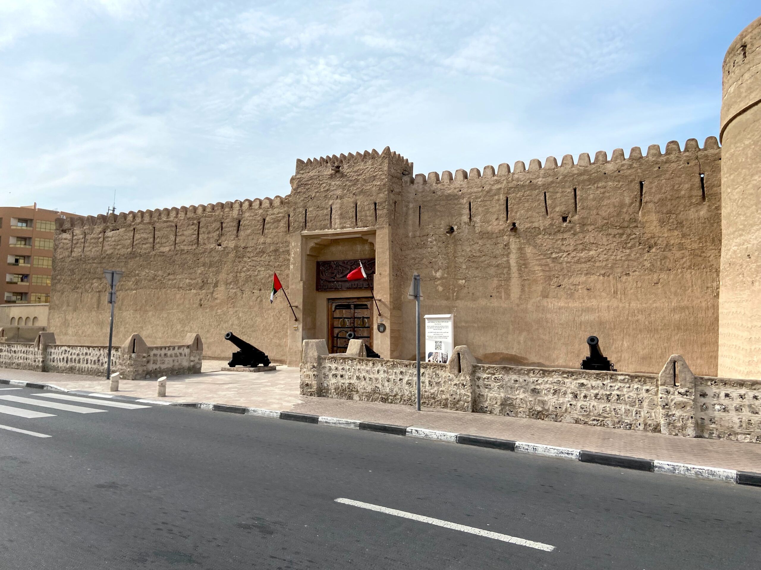 Fort al fahidi w dubaju z kamiennymi murami i armatami przy wejściu