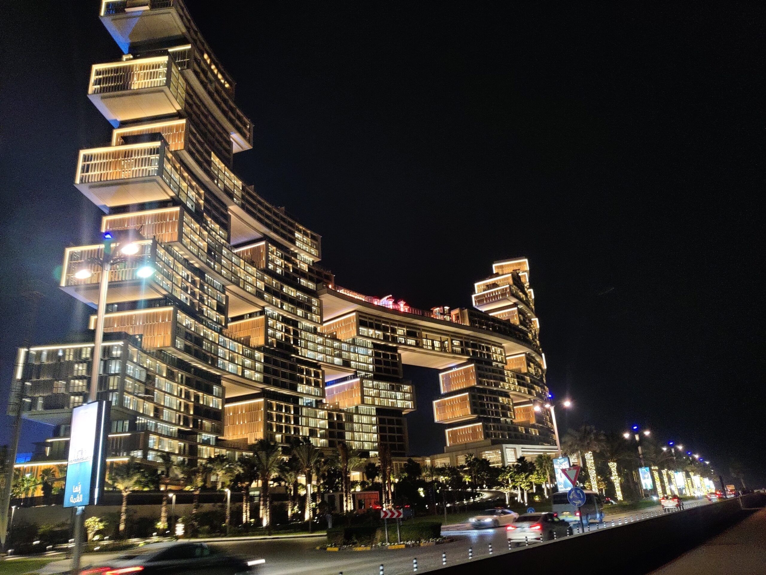Hotel w dubai palm jumeirah nocą, z podświetloną nowoczesną fasadą