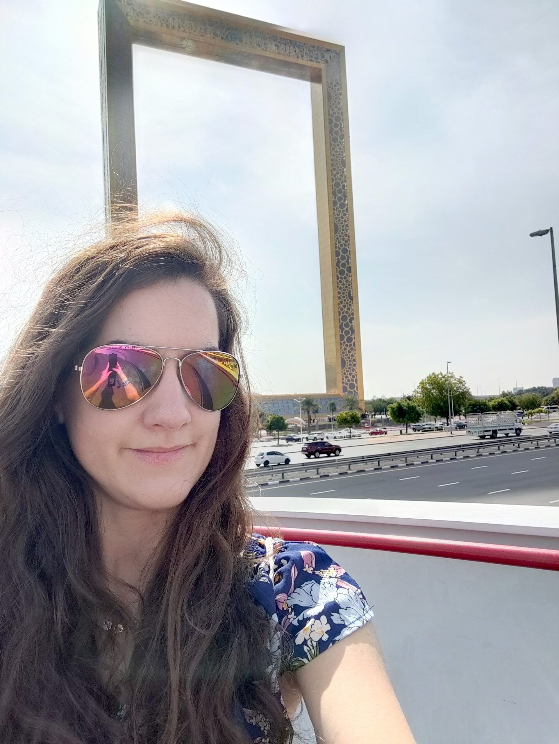 Selfie na tle dubai frame w dubaju, z drogą i samochodami w dole.