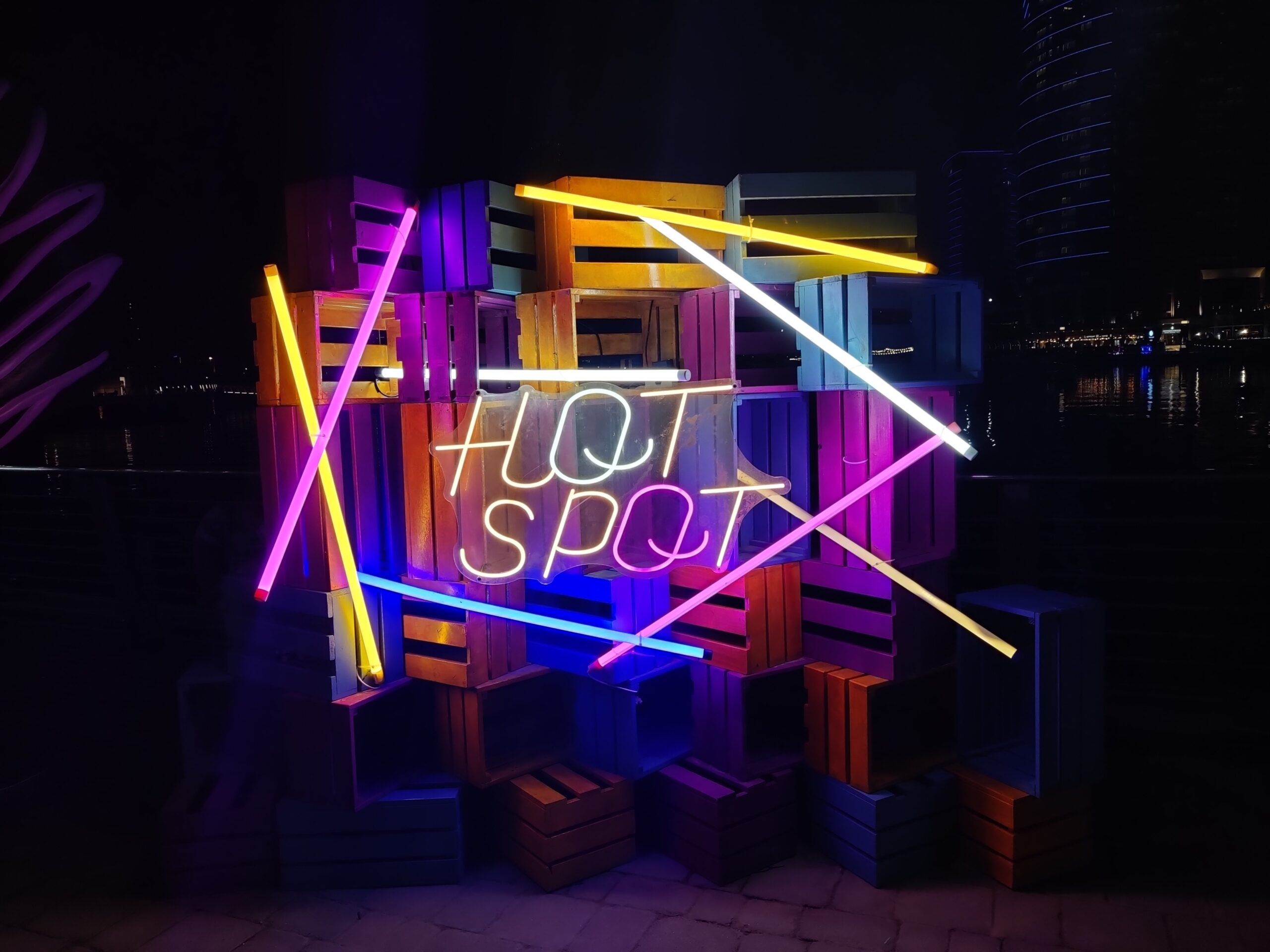 Neonowa instalacja hot spot w dubai festival city w dubaju nocą.