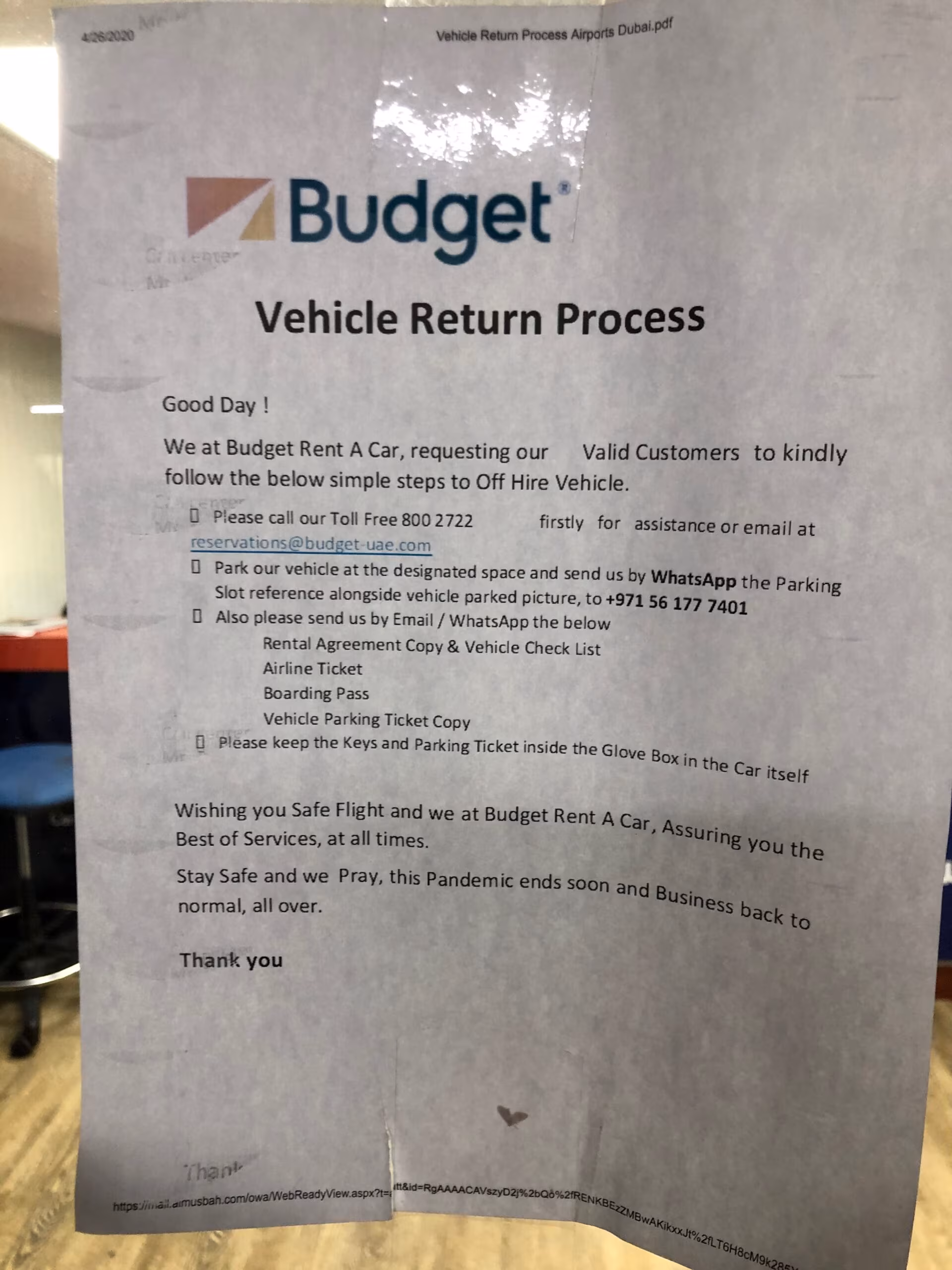 Arkusz z instrukcją zwrotu samochodu budget rent a car w dubaju.