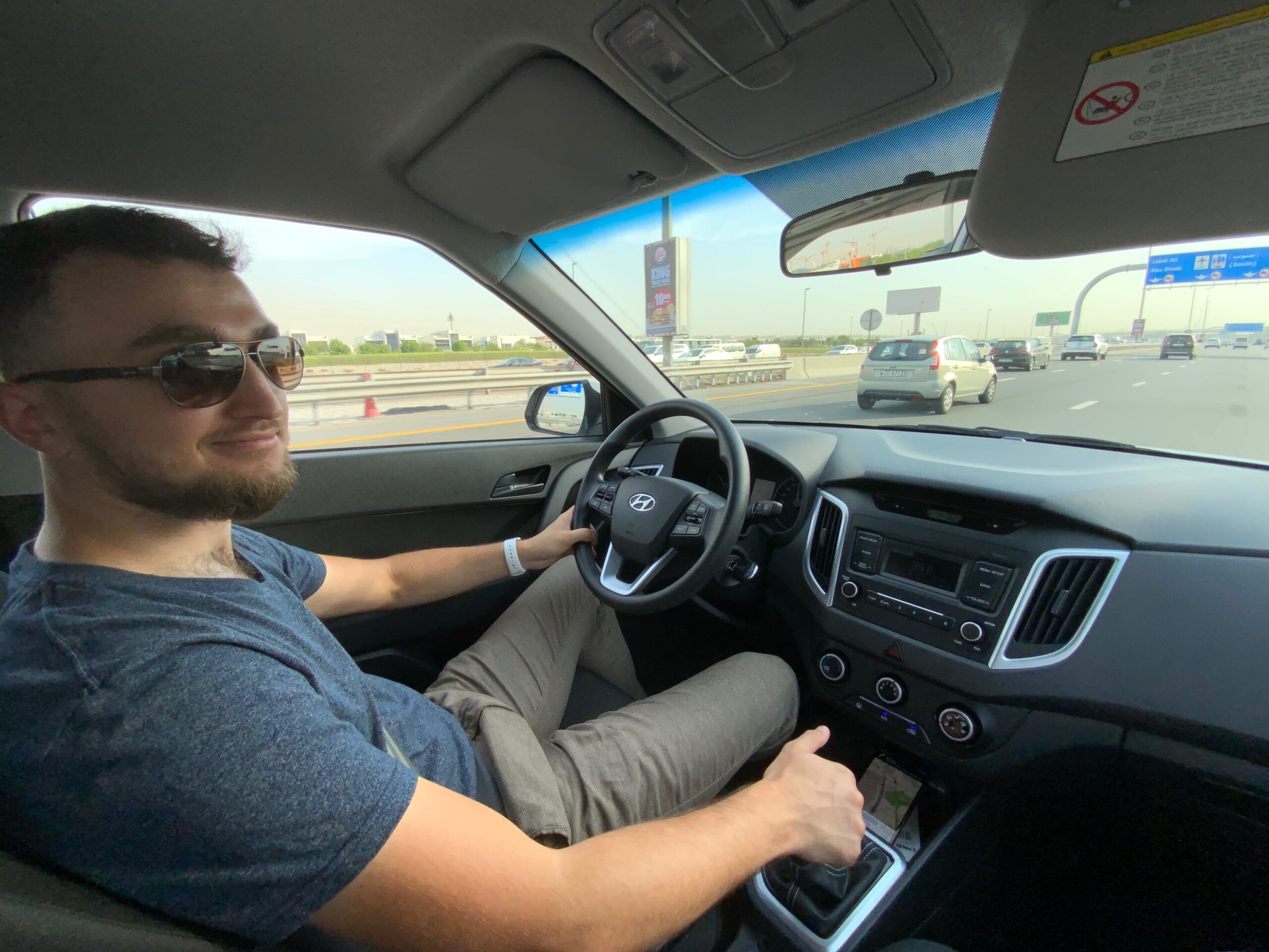 Mężczyzna prowadzi samochód na autostradzie w ras al khaimah w zea.
