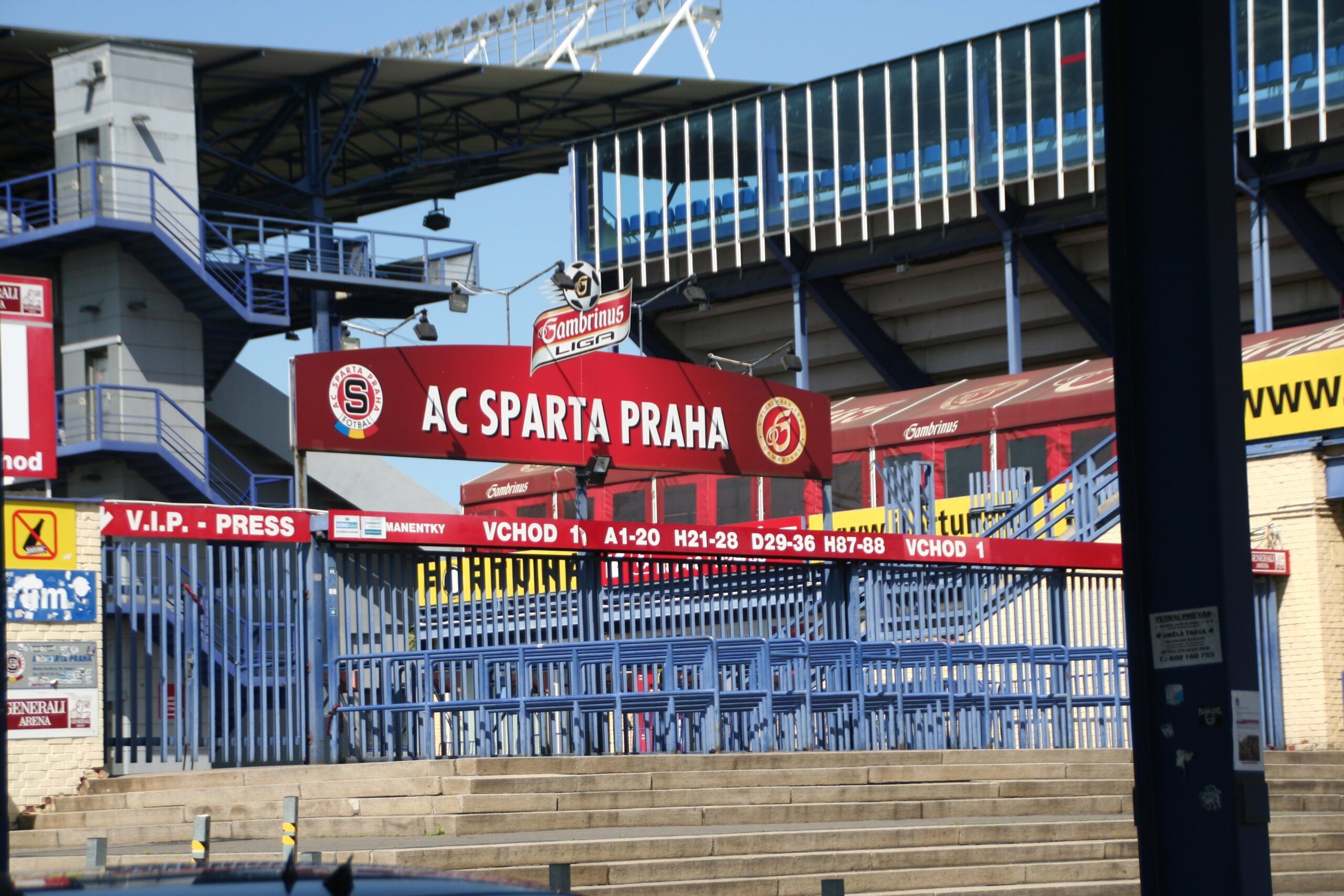 Wejście do stadionu ac sparta praha w pradze z czerwonymi i niebieskimi barierkami