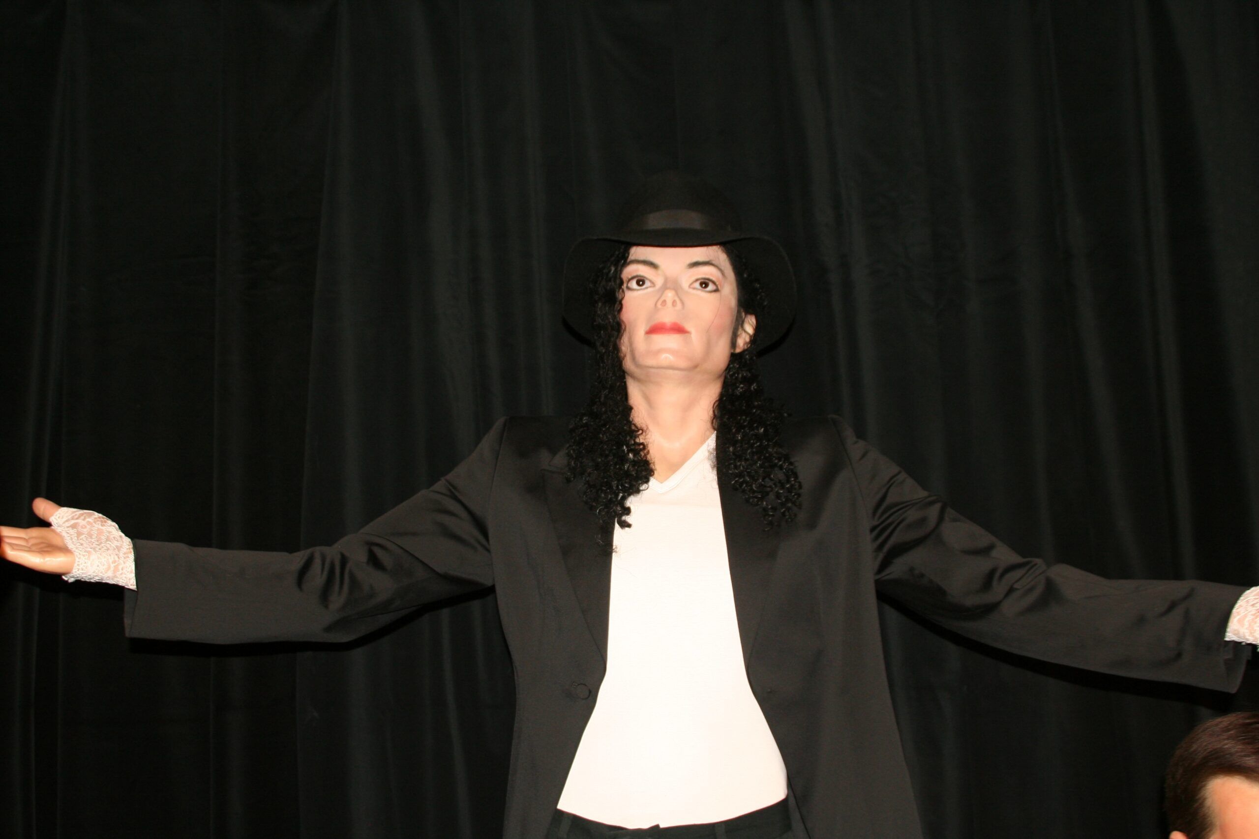 Muzeum madame tussauds w pradze, woskowa figura michaela jacksona z rozłożonymi rękami